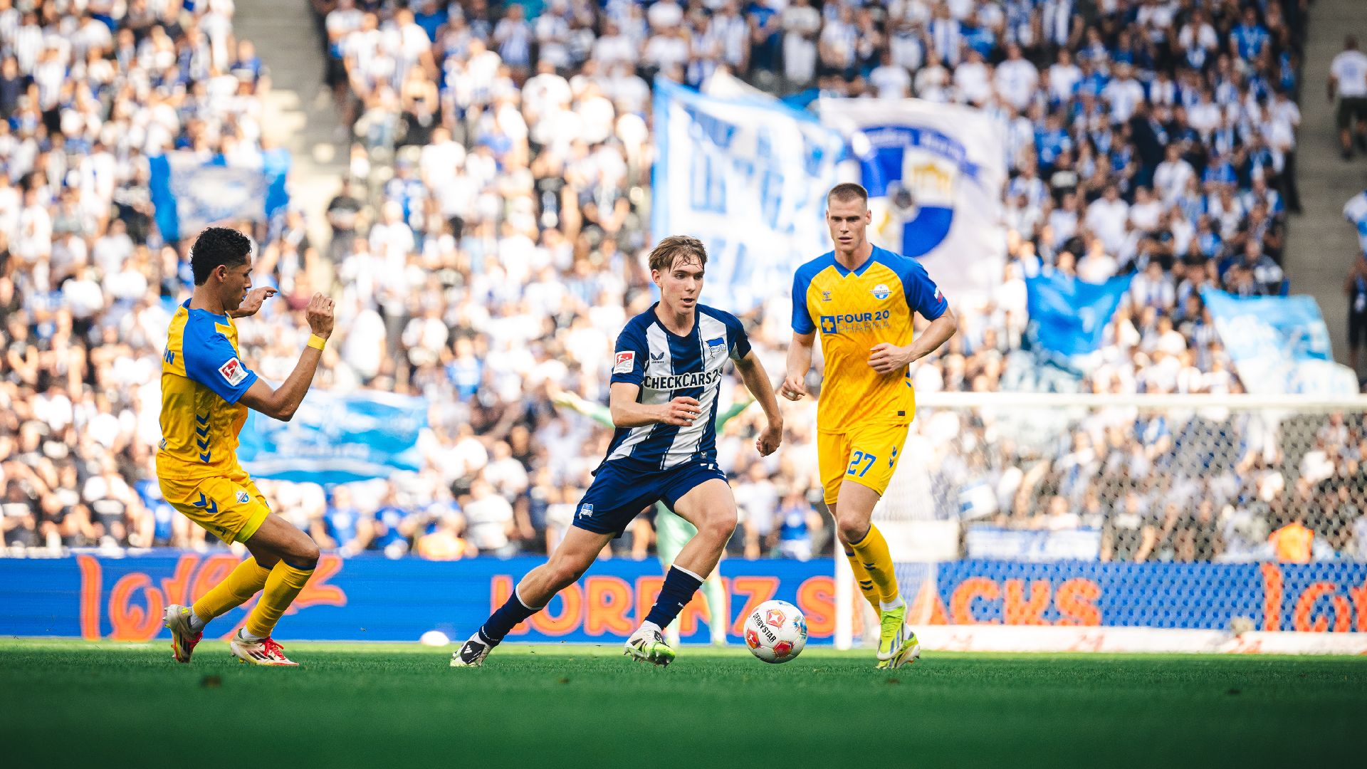 Kennet Eichhorn mit Ball am Fuß gegen zwei Spieler des SC Paderborn.