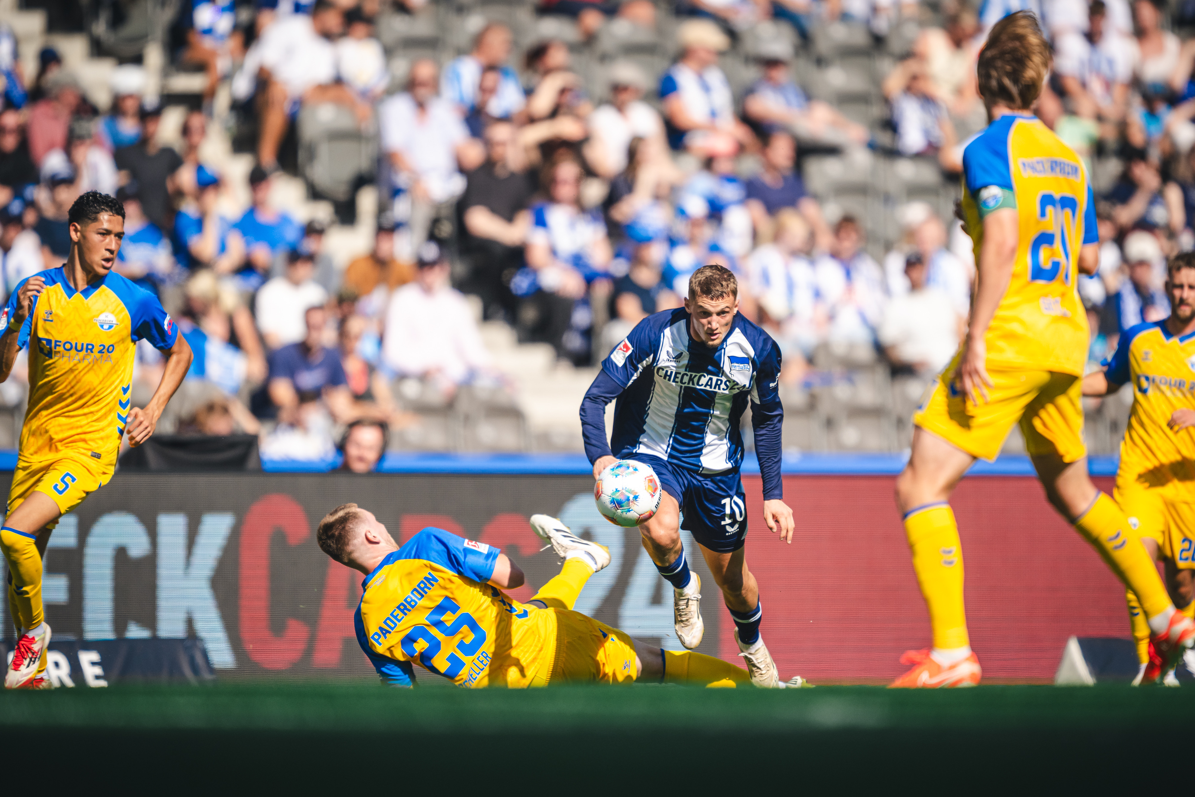 Michaël Cuisance im Zweikampf mit einem Paderborner Gegenspieler.