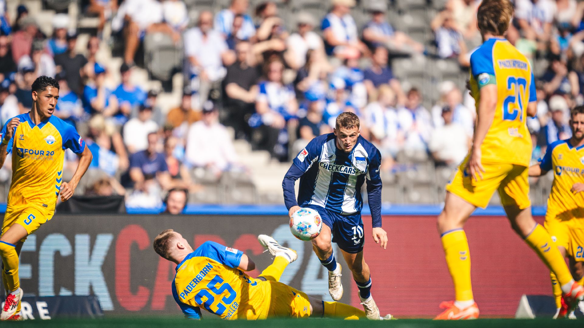 Michaël Cuisance im Zweikampf mit einem Paderborner Gegenspieler.