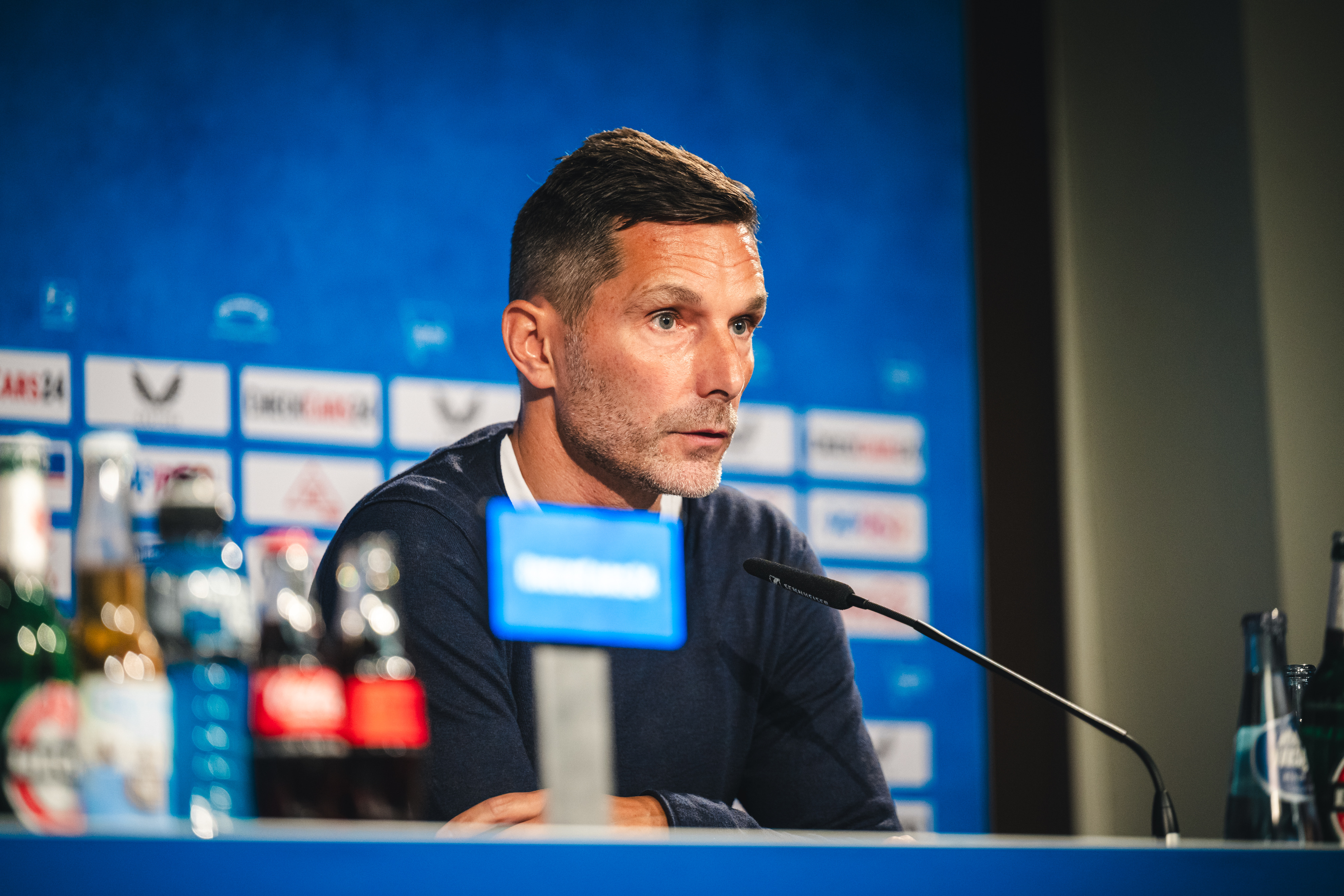 Stefan Leitl sitzt auf dem Podium.