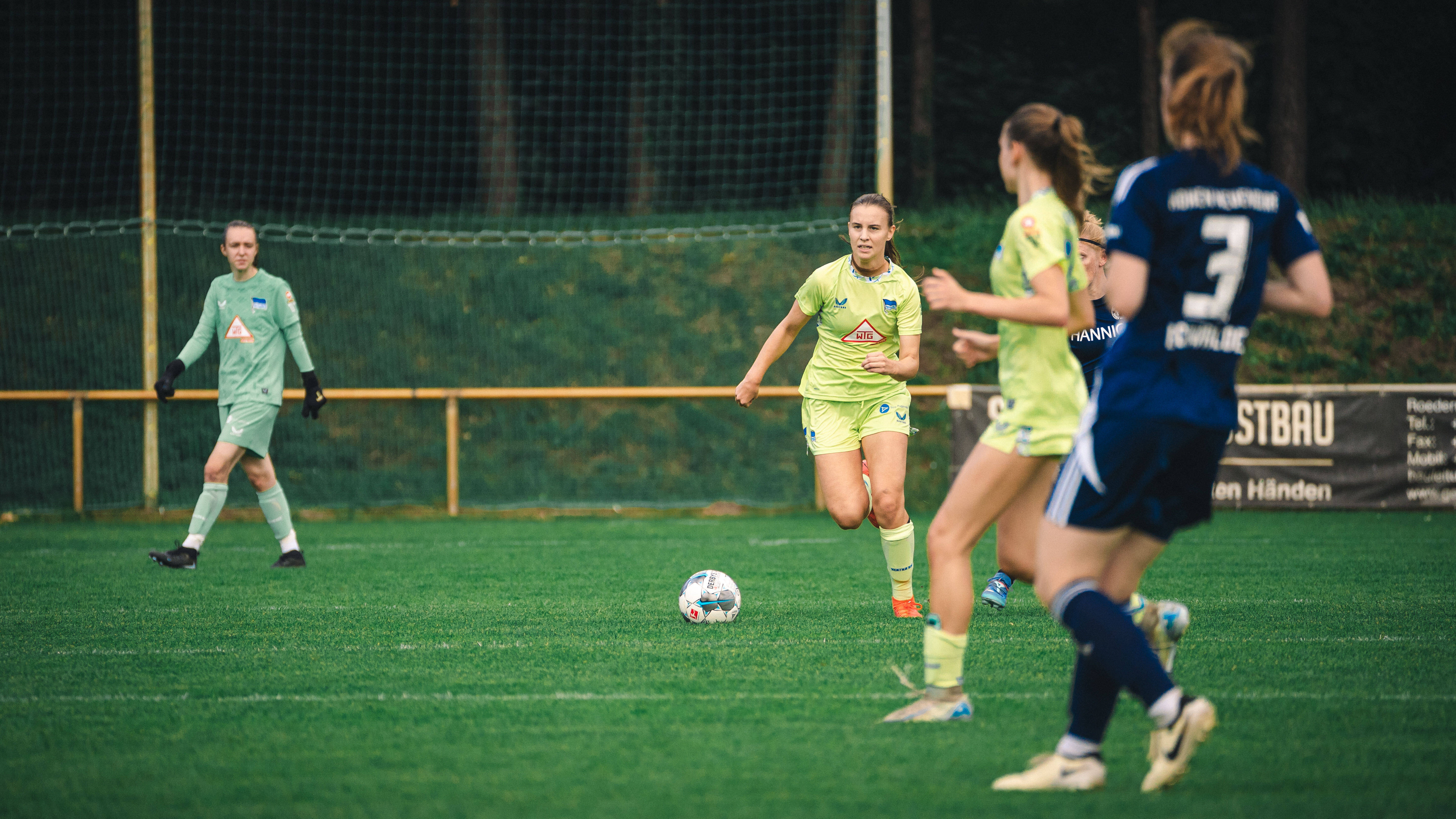 Laura Peters führt den Ball.