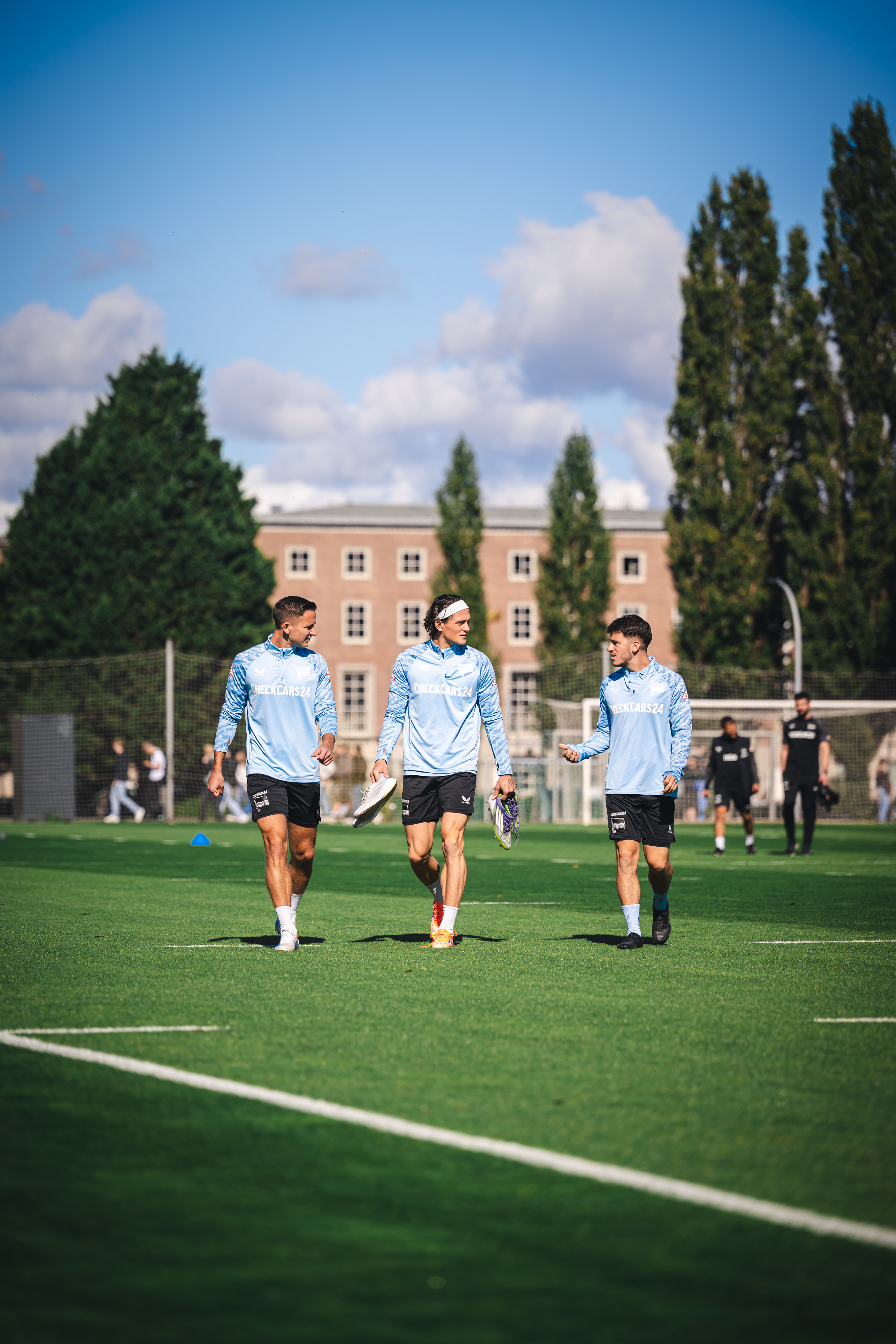 Paul Seguin, Fabian Reese und Diego Demme betreten den Trainingsplatz.