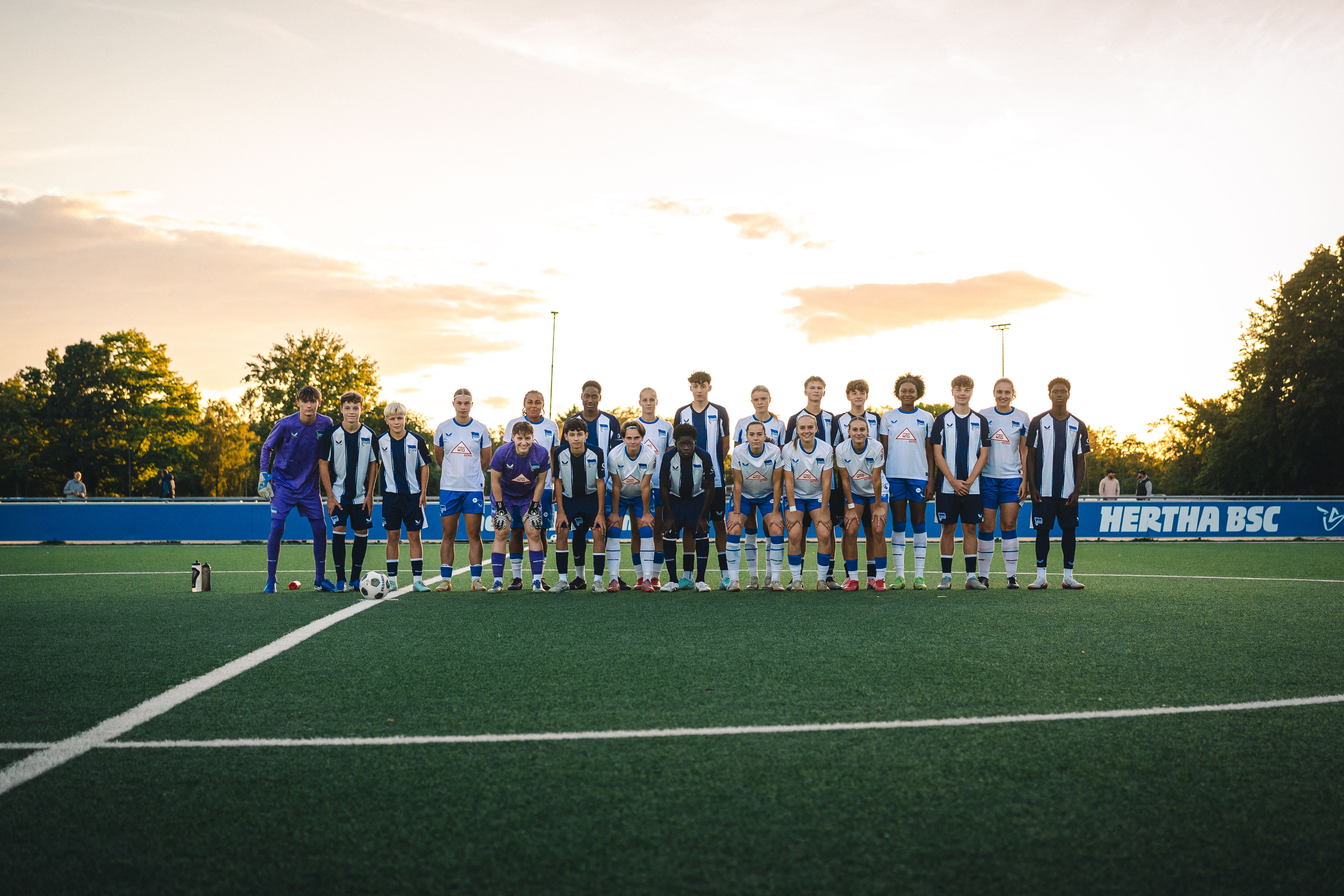 Unsere 1. Frauen und die U15 posieren für ein gemeinsames Foto.