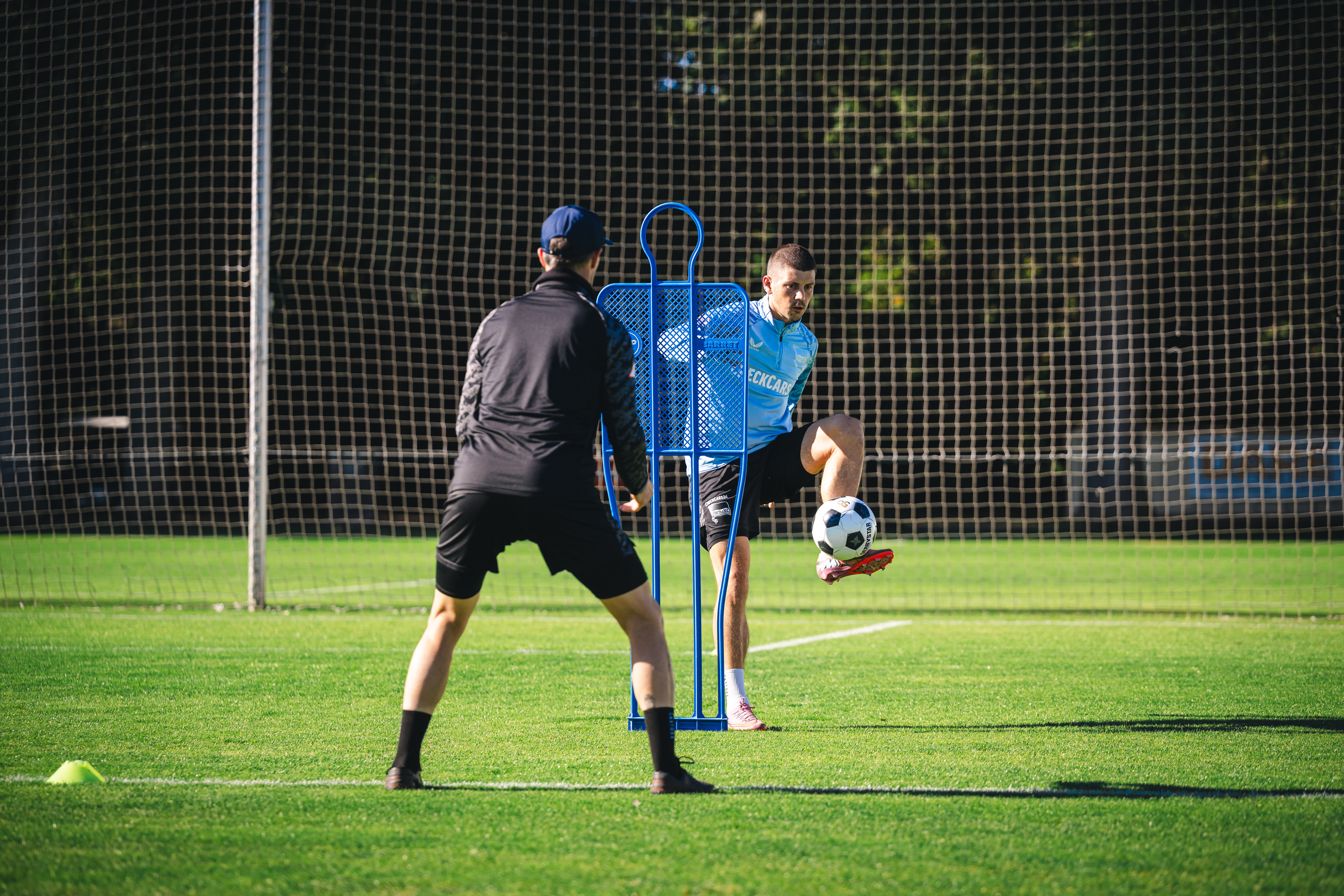 Dawid Kownacki trainiert individuell.