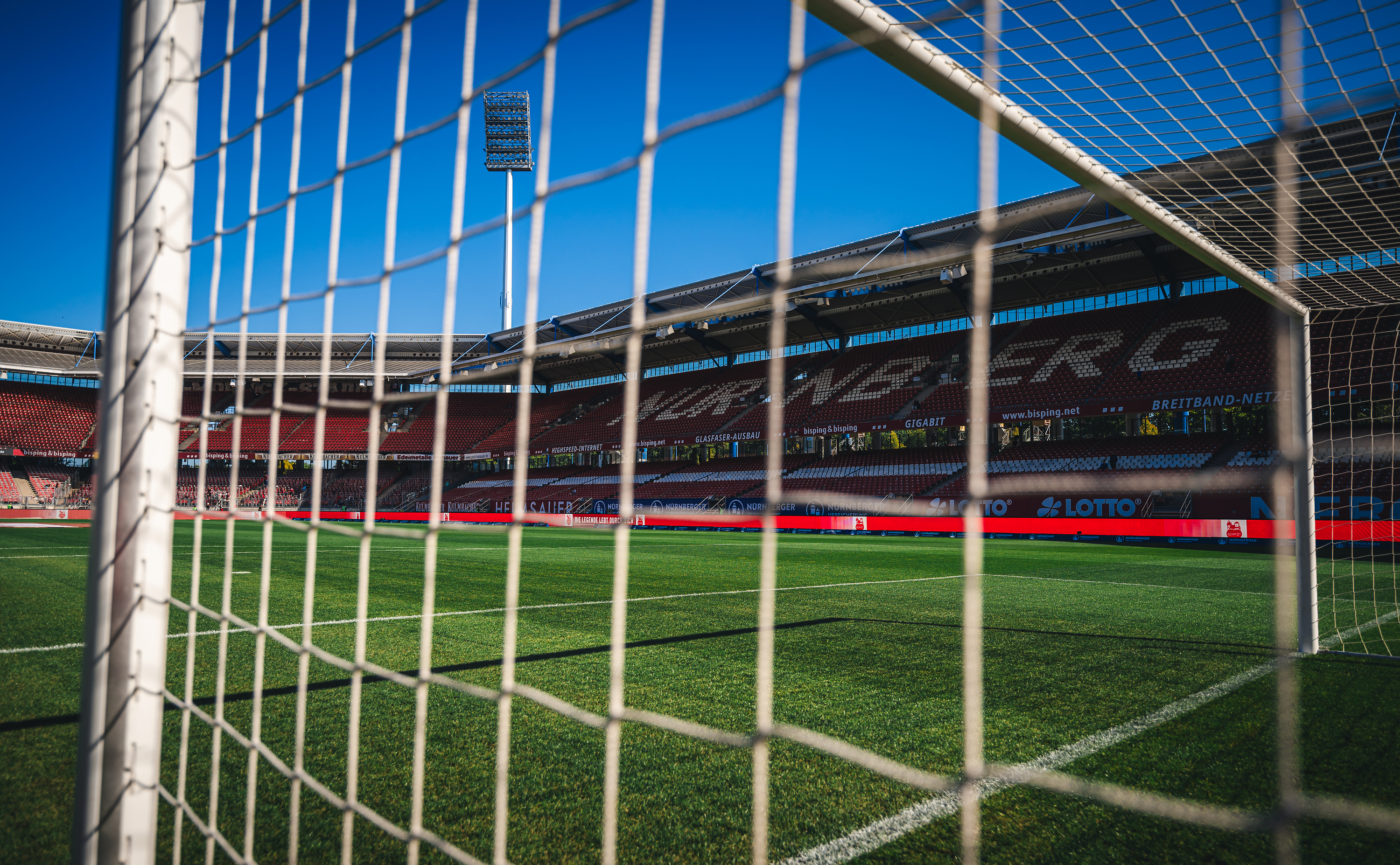 Das Max-Morlock-Stadion in Nürnberg bei Sonnenschein.