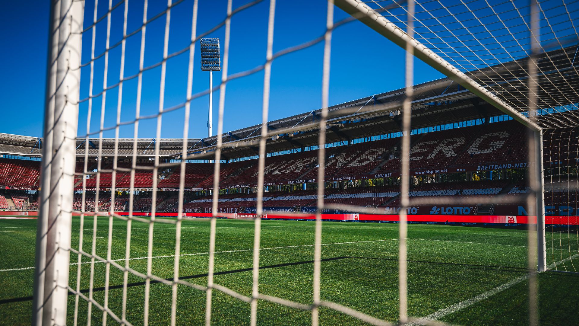 Das Max-Morlock-Stadion in Nürnberg bei Sonnenschein.