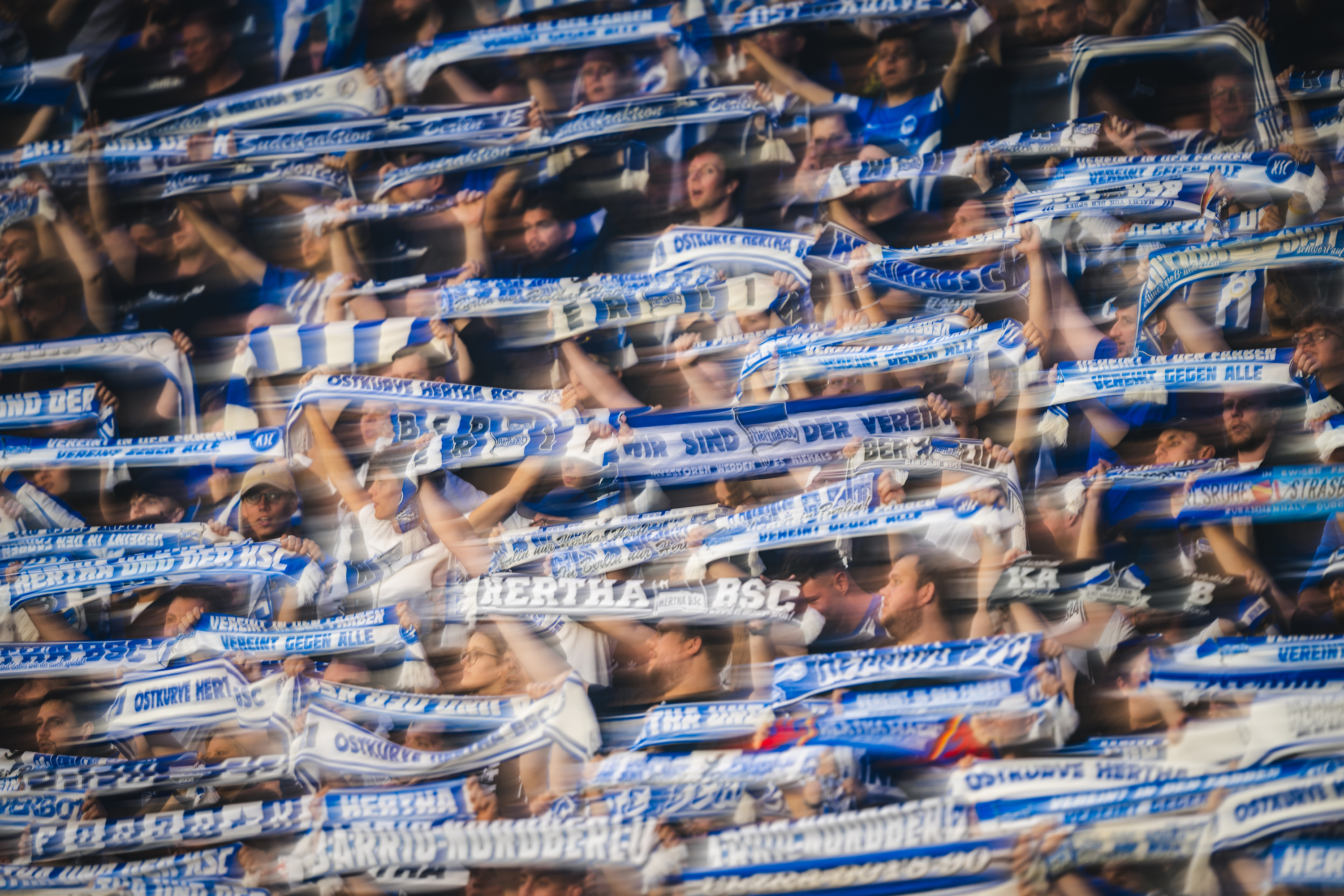 Eine Schalparade im Fanblock.