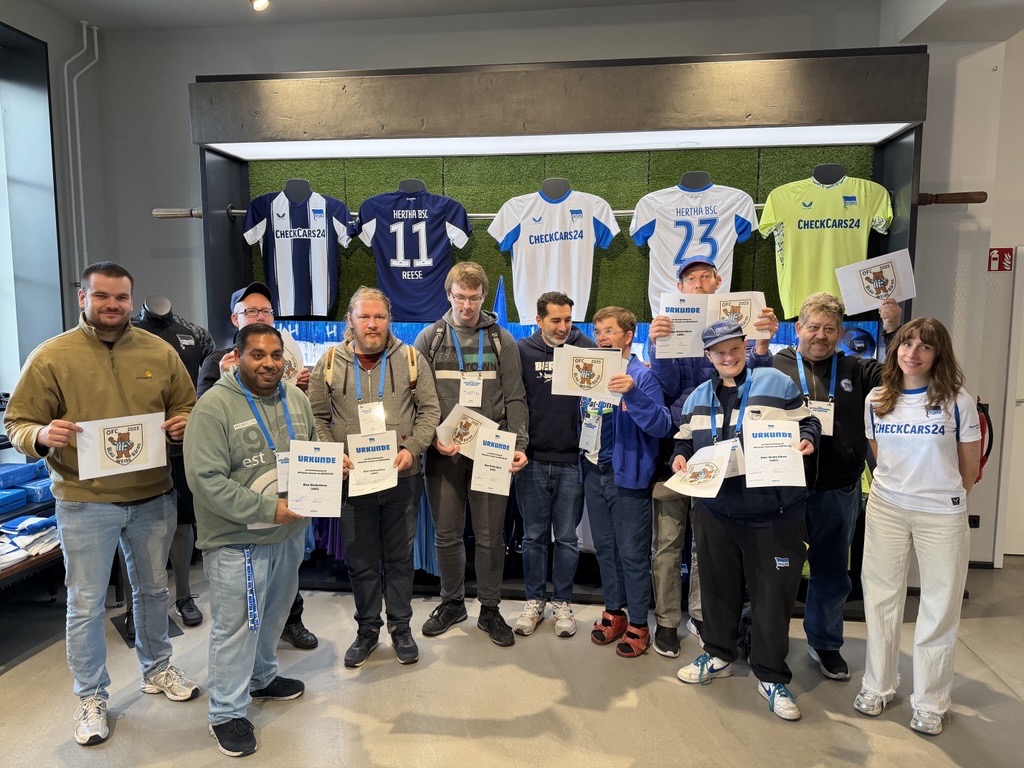 Teilnehmende und Mitarbeitende von Hertha BSC auf einem Gruppenfoto.