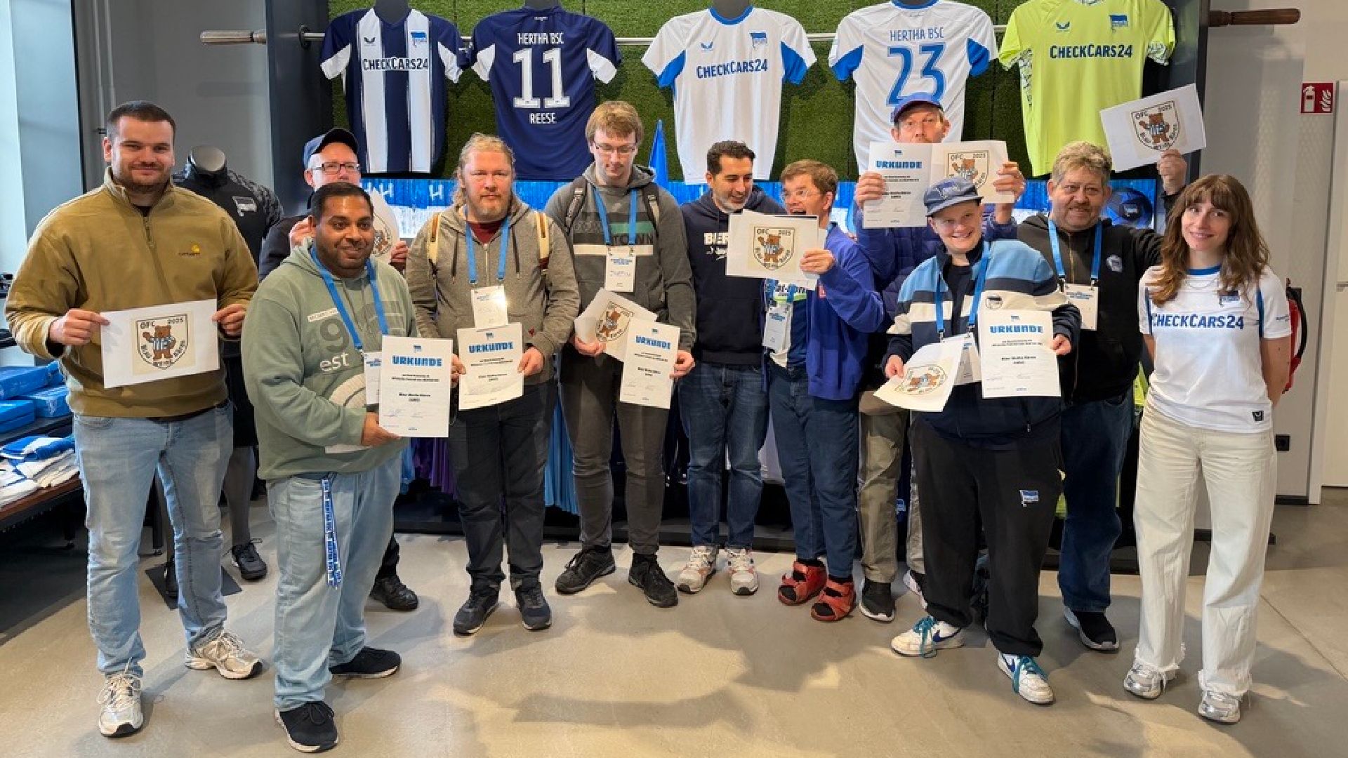Teilnehmende und Mitarbeitende von Hertha BSC auf einem Gruppenfoto.