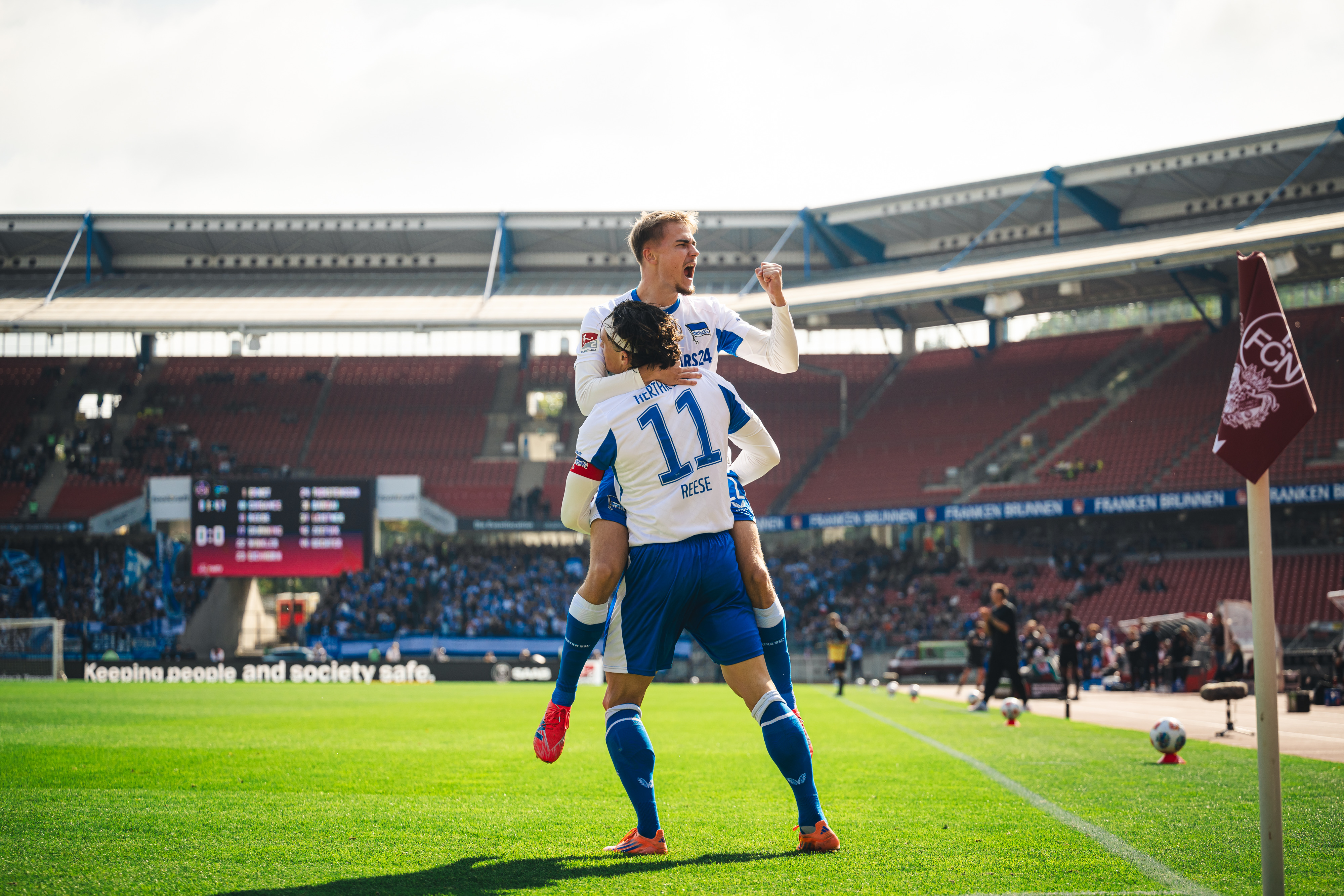Marten Winkler und Fabian Reese bejubeln das Tor.