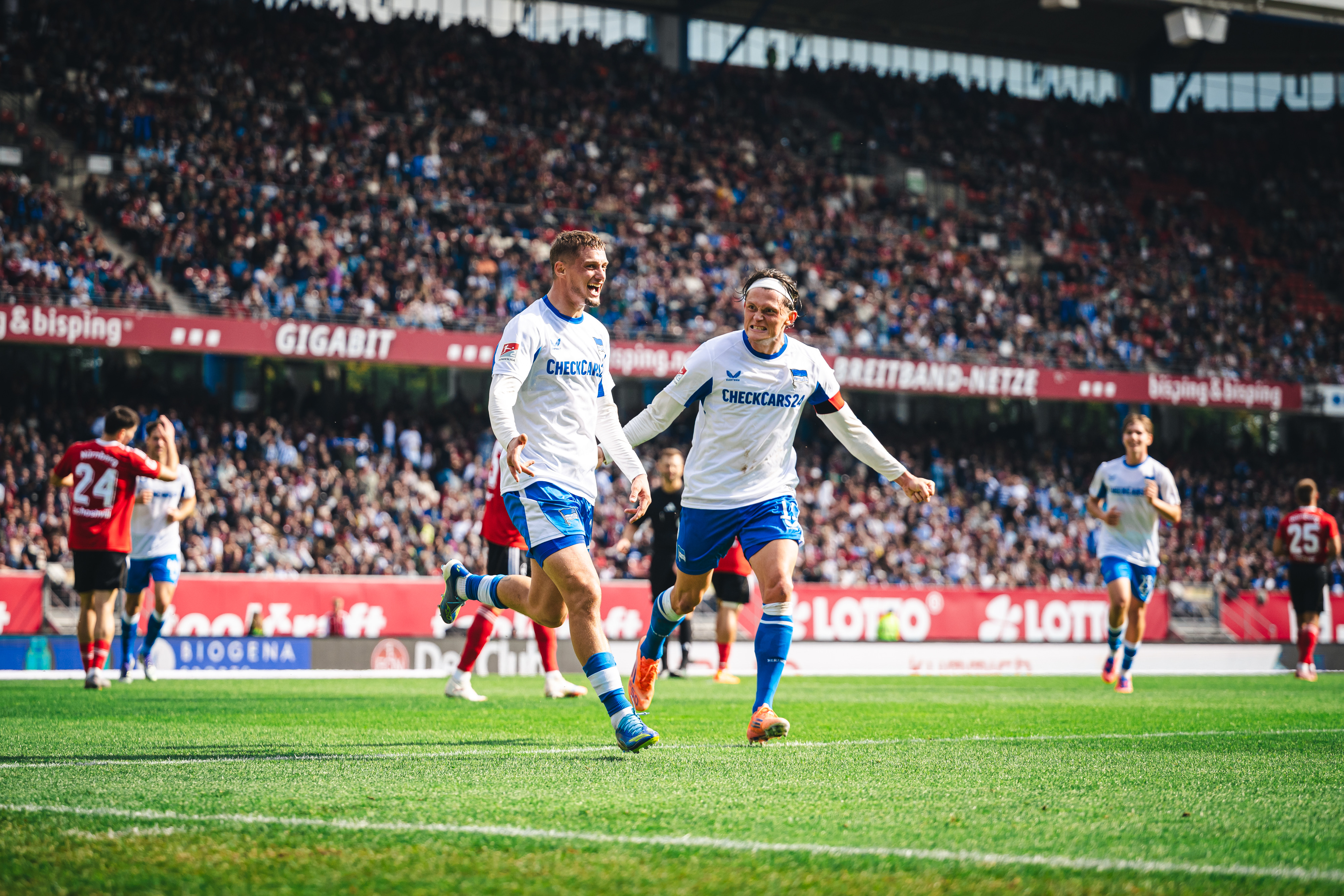 Michaël Cuisance und Fabian Reese freuen sich über den Treffer zum 0:2 in Nürnberg.