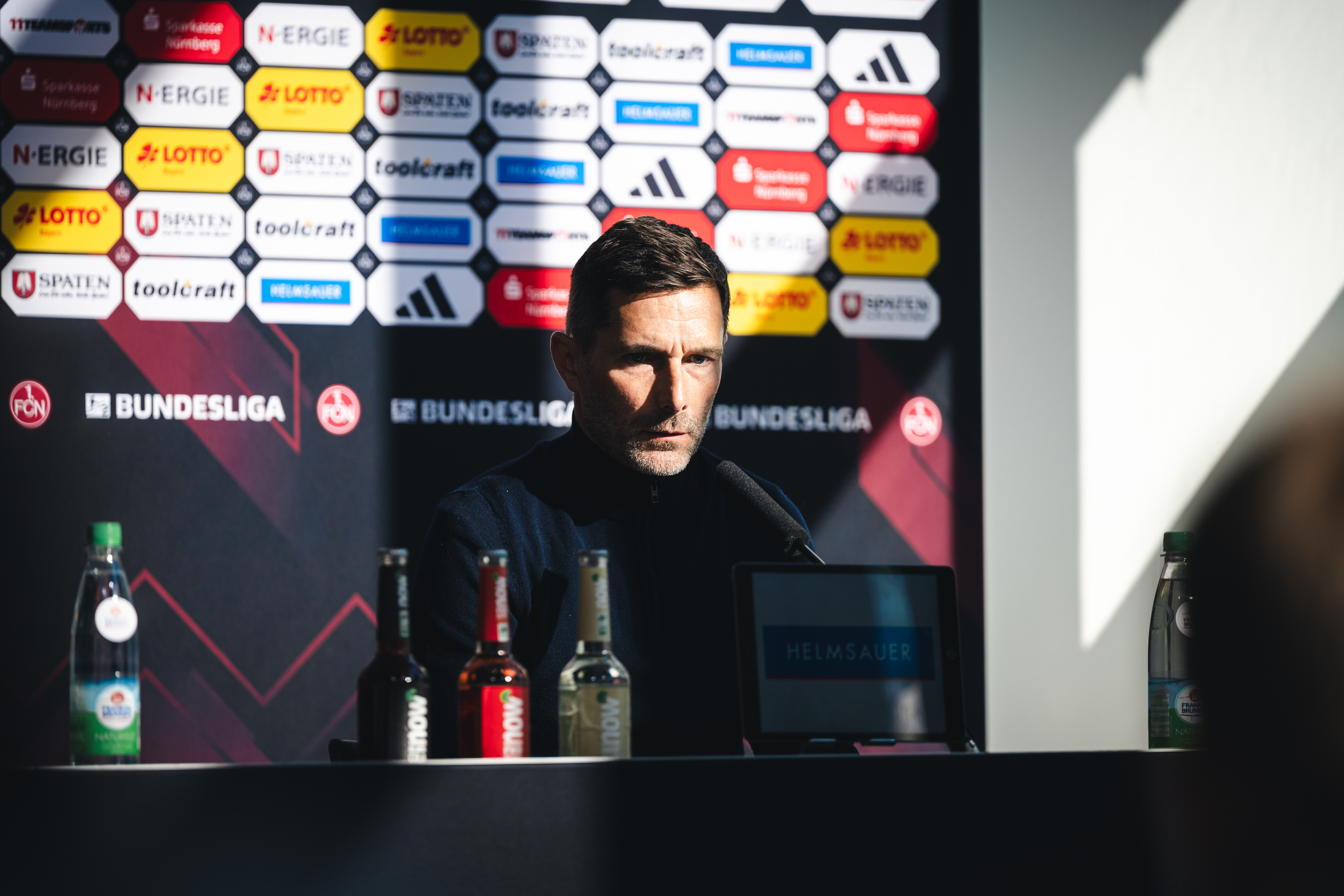 Stefan Leitl bei der Pressekonferenz nach dem Auswärtsspiel in Nürnberg.