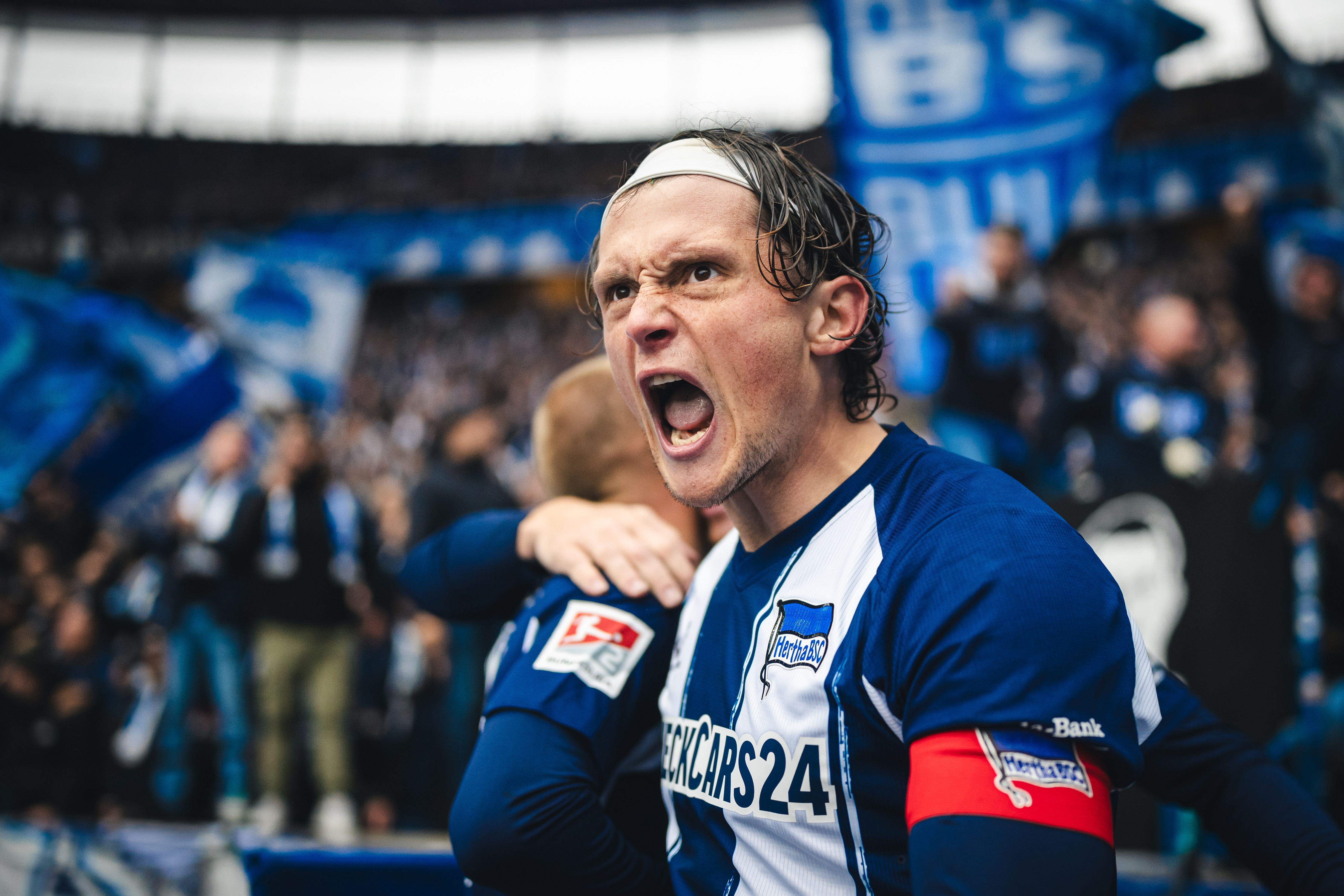 Fabian Reese schreit vor Freude.