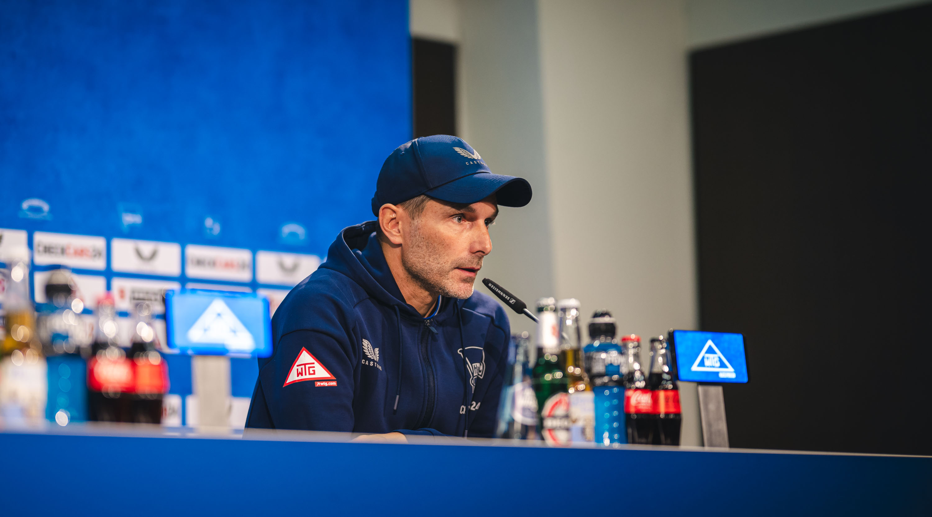 Stefan Leitl sitzt auf dem Podium im Olympiastadion.