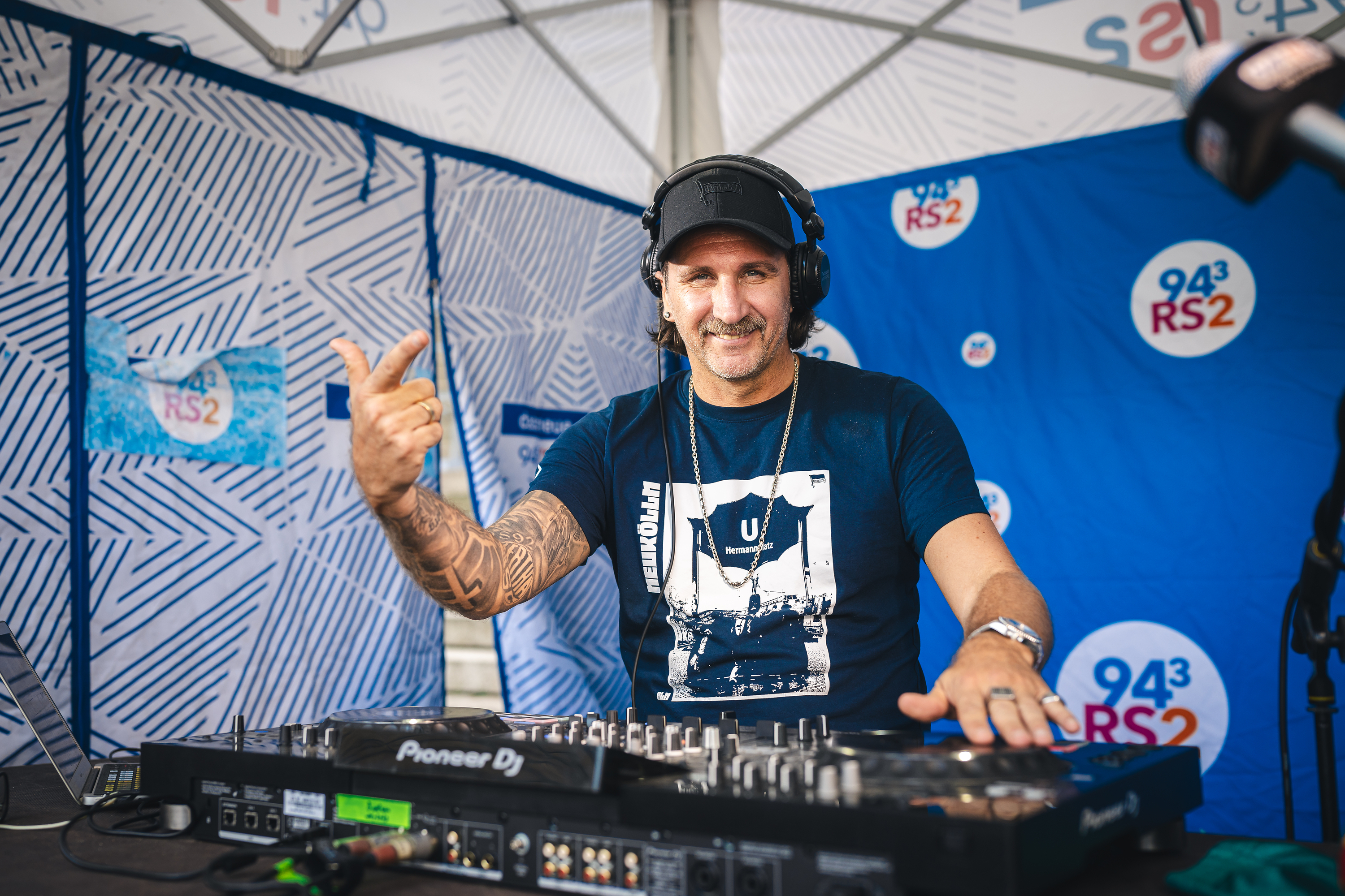DJ Ferry am Mischpult im Olympiastadion.
