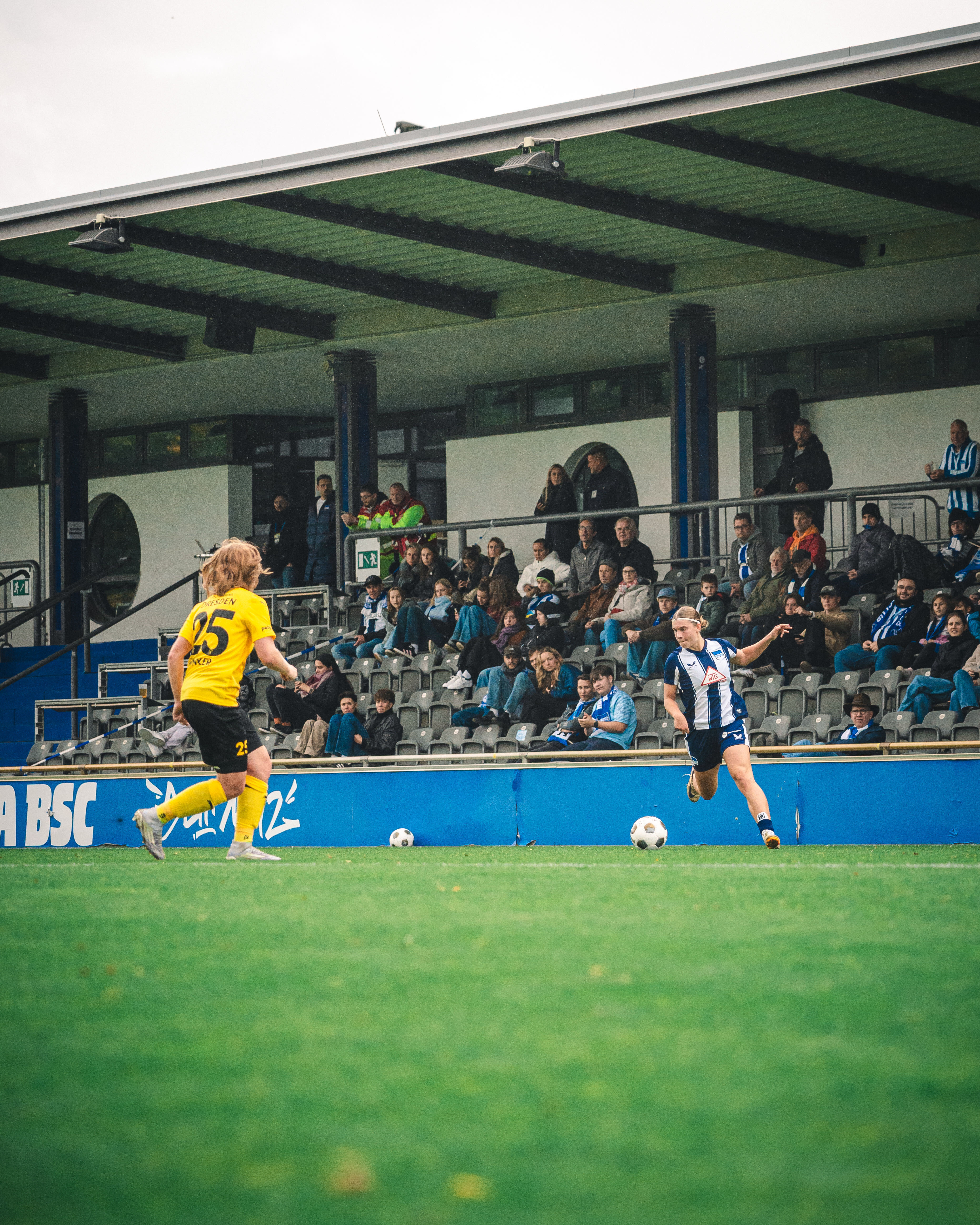 Ronja Borchmeyer dribbelt auf eine Gegenspielerin zu.