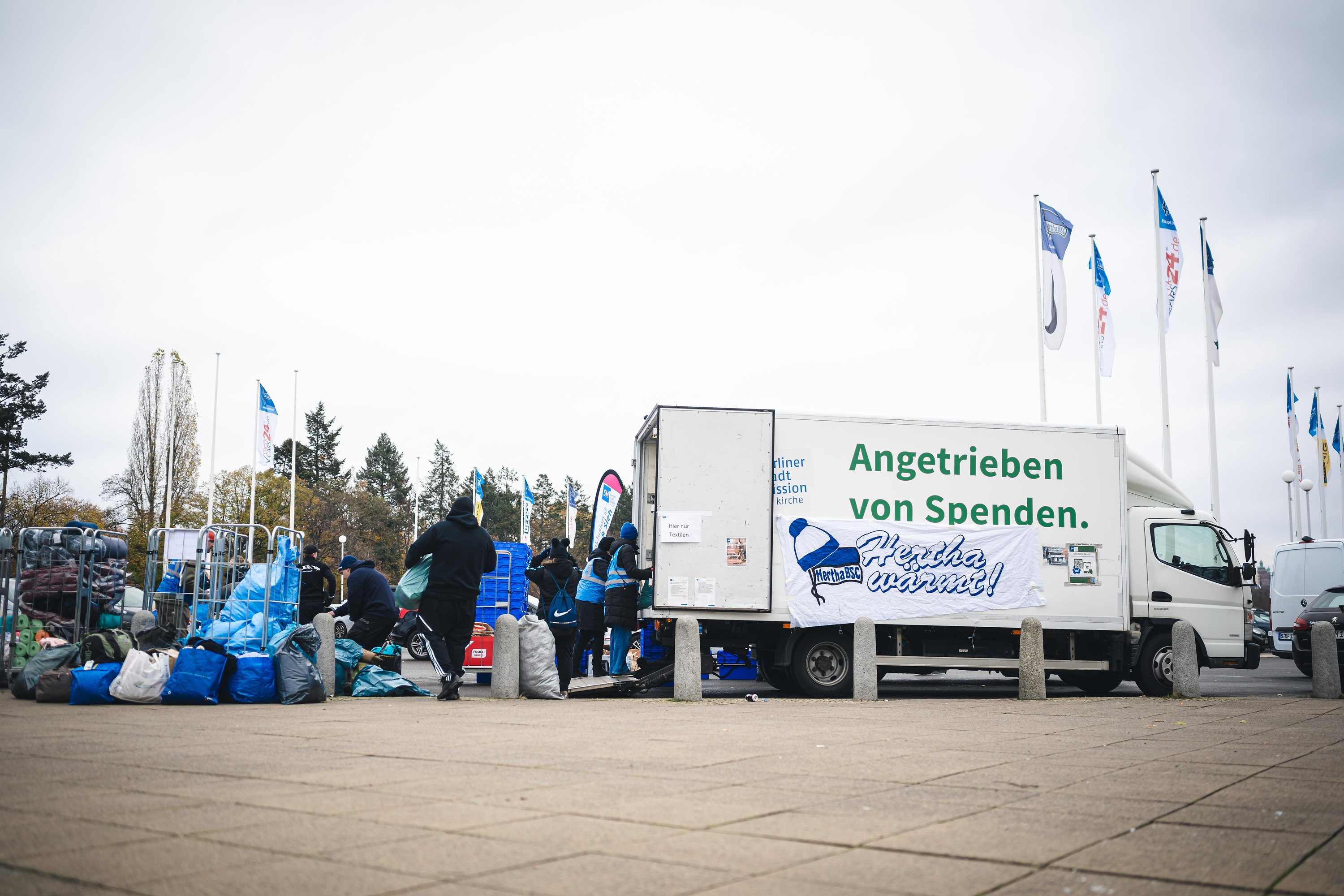 Ein LKW vorm Heimspiel gegen Ulm und rund um Hertha wärmt.