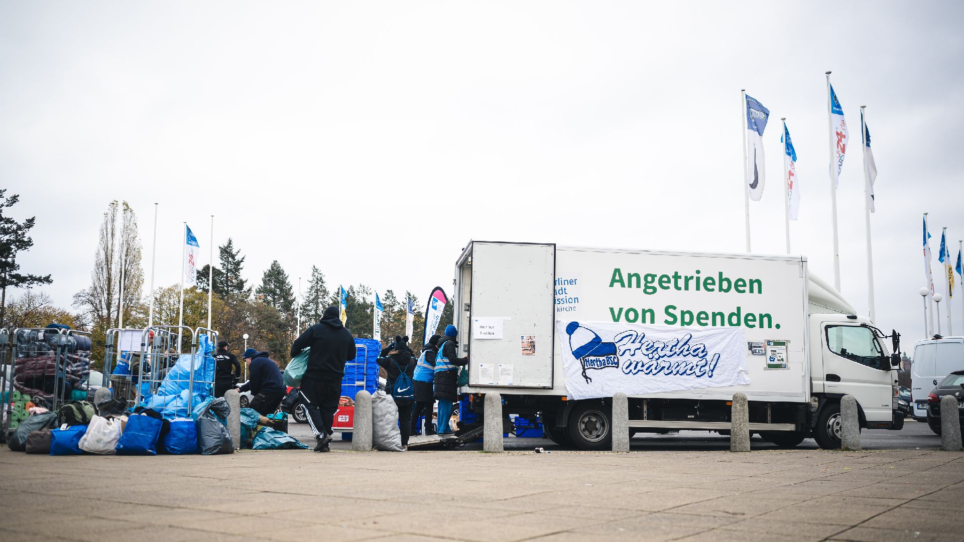 Ein LKW vorm Heimspiel gegen Ulm und rund um Hertha wärmt.