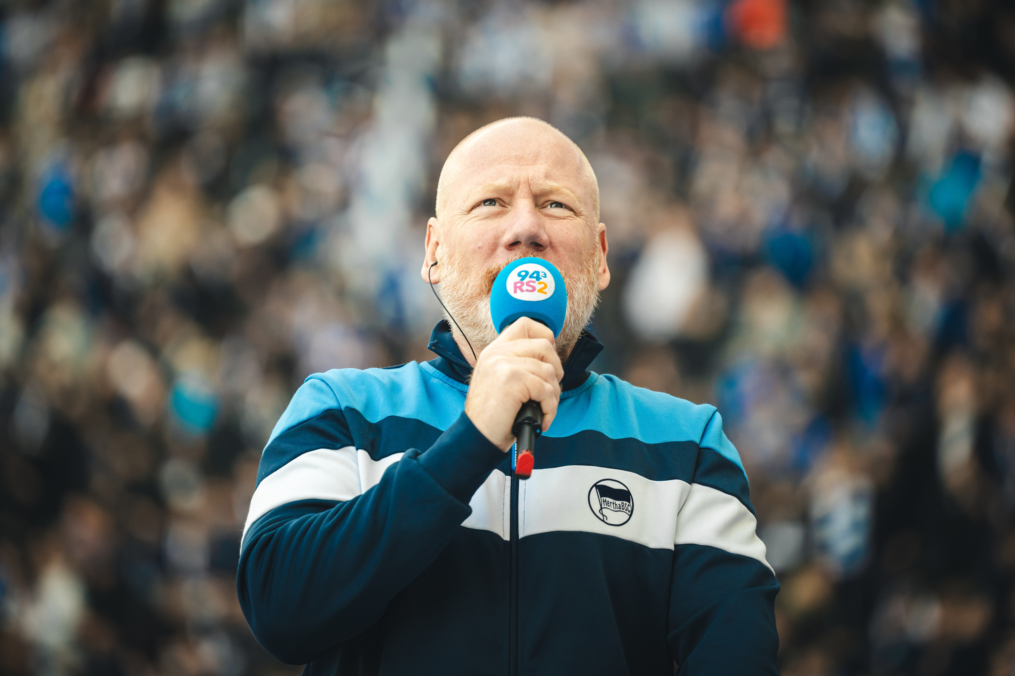 Stadionsprecher Udo Knierim macht eine Durchsage.