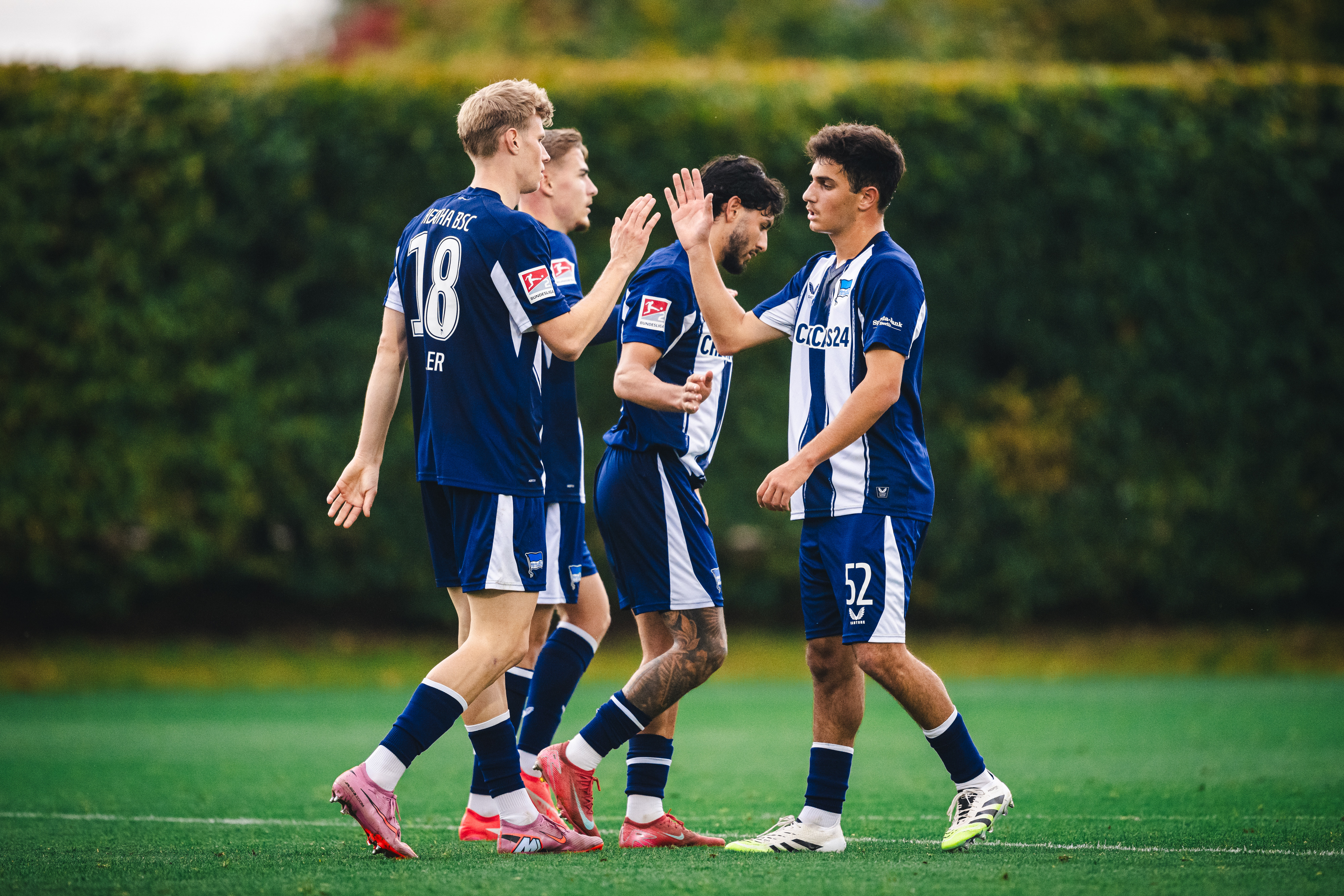 Luca Schuler, Marten Winkler, Kevin Sessa und Yunus Ünal bejubeln einen Treffer.