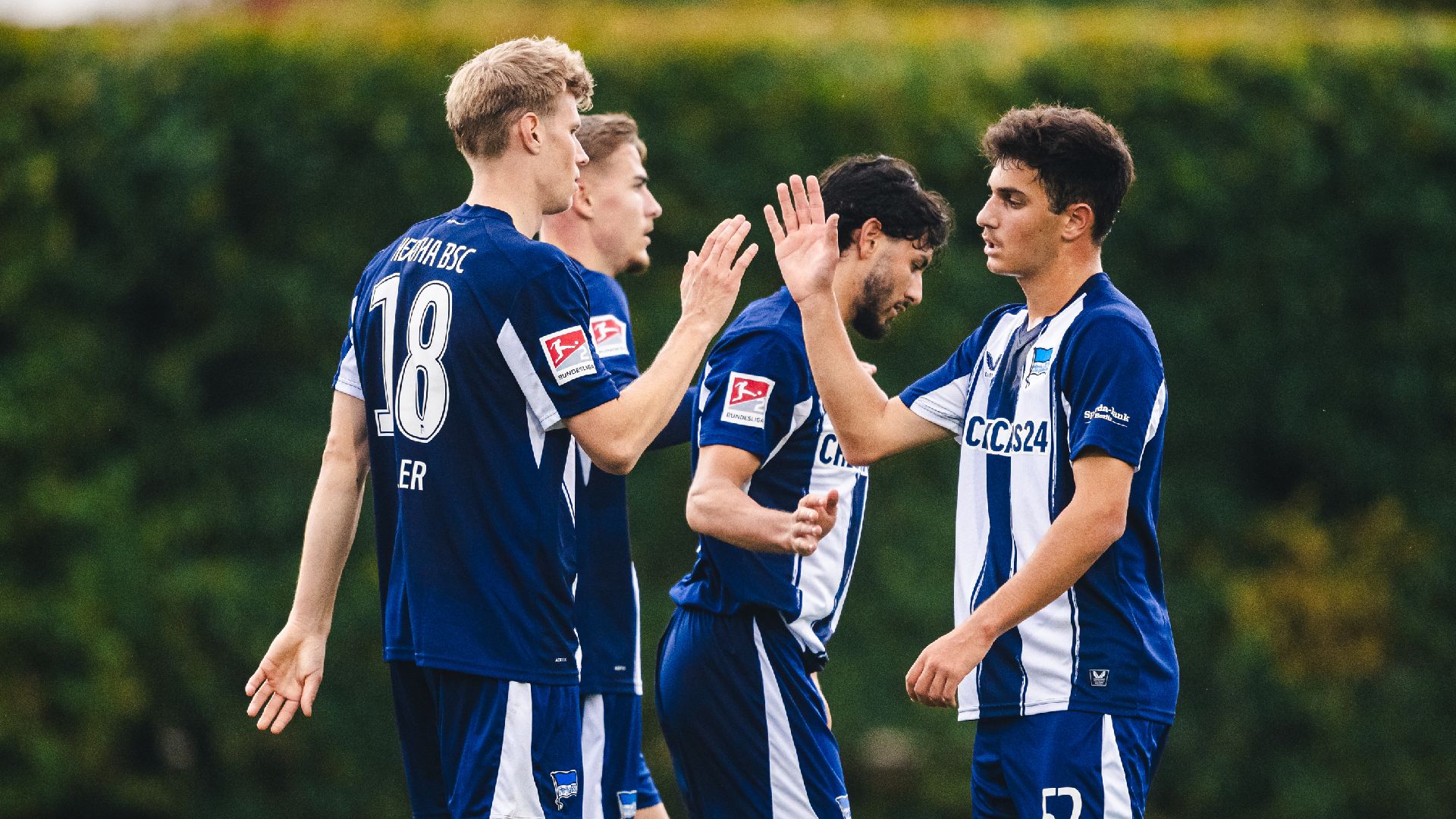 Luca Schuler, Marten Winkler, Kevin Sessa und Yunus Ünal bejubeln einen Treffer.
