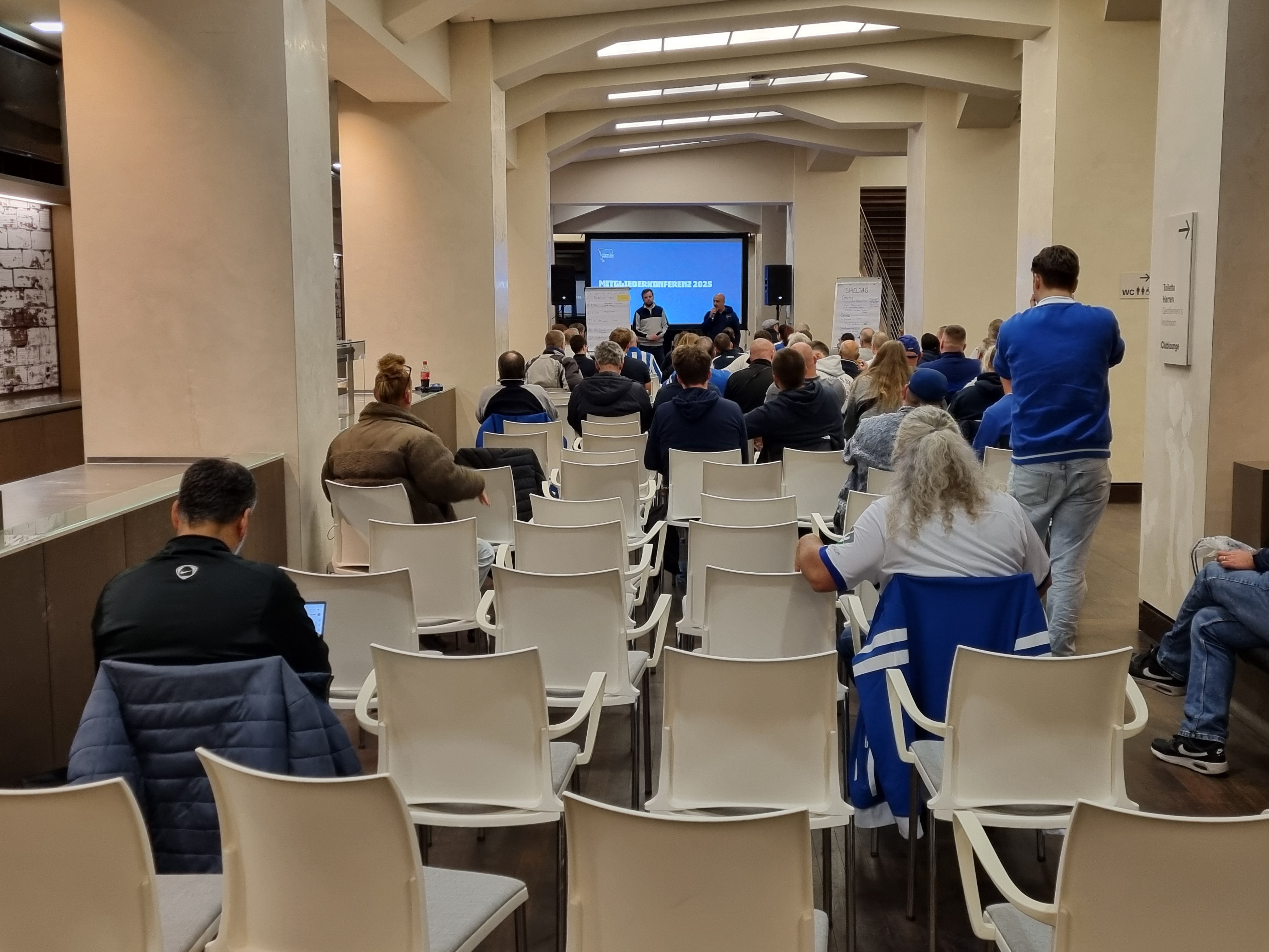 Herthanerinnen und Herthaner bei der Mitgliederkonferenz.