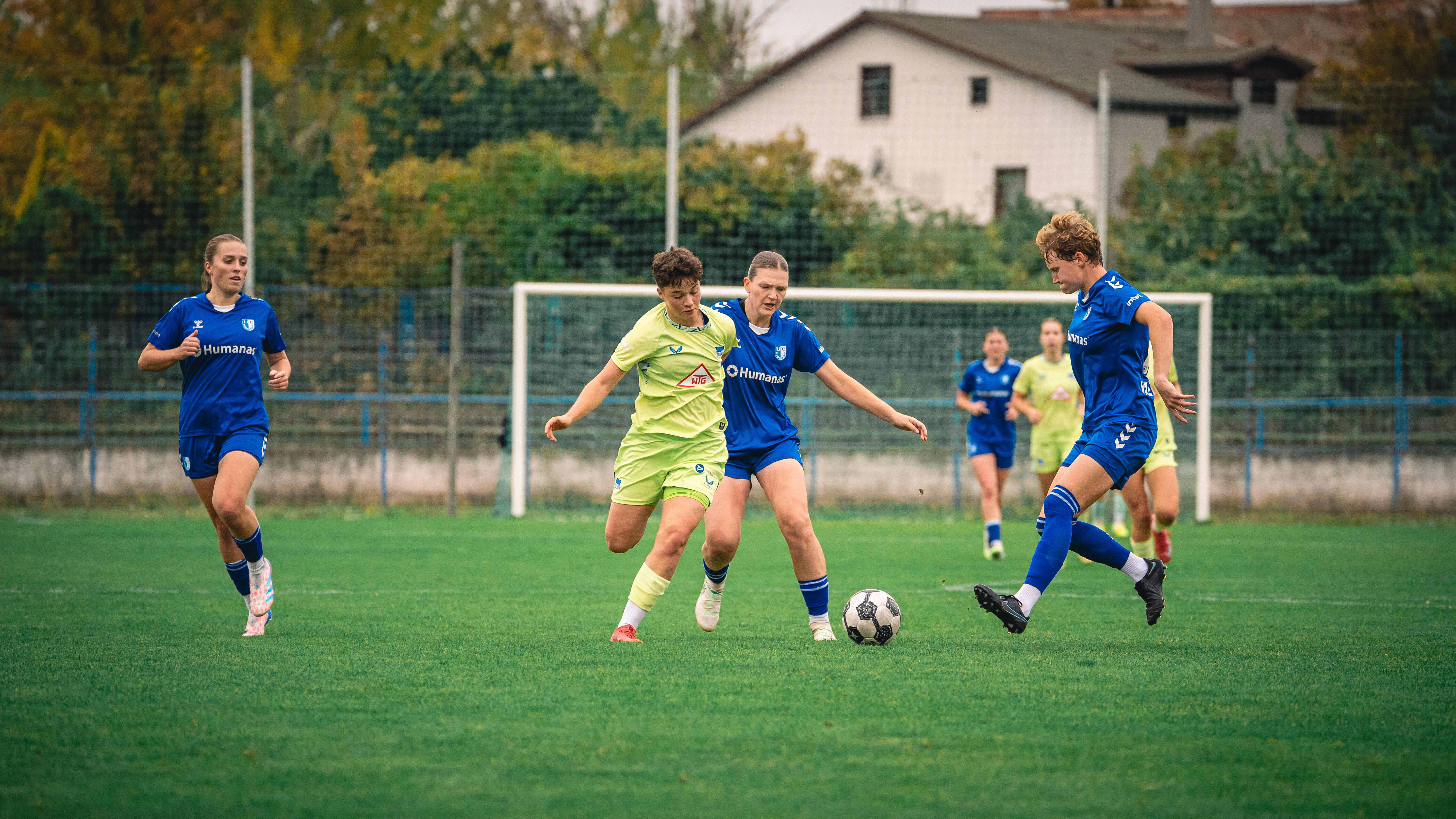 Elly Böttcher im Zweikampf mit Gegenspielerinnen vom 1. FC Magdeburg.