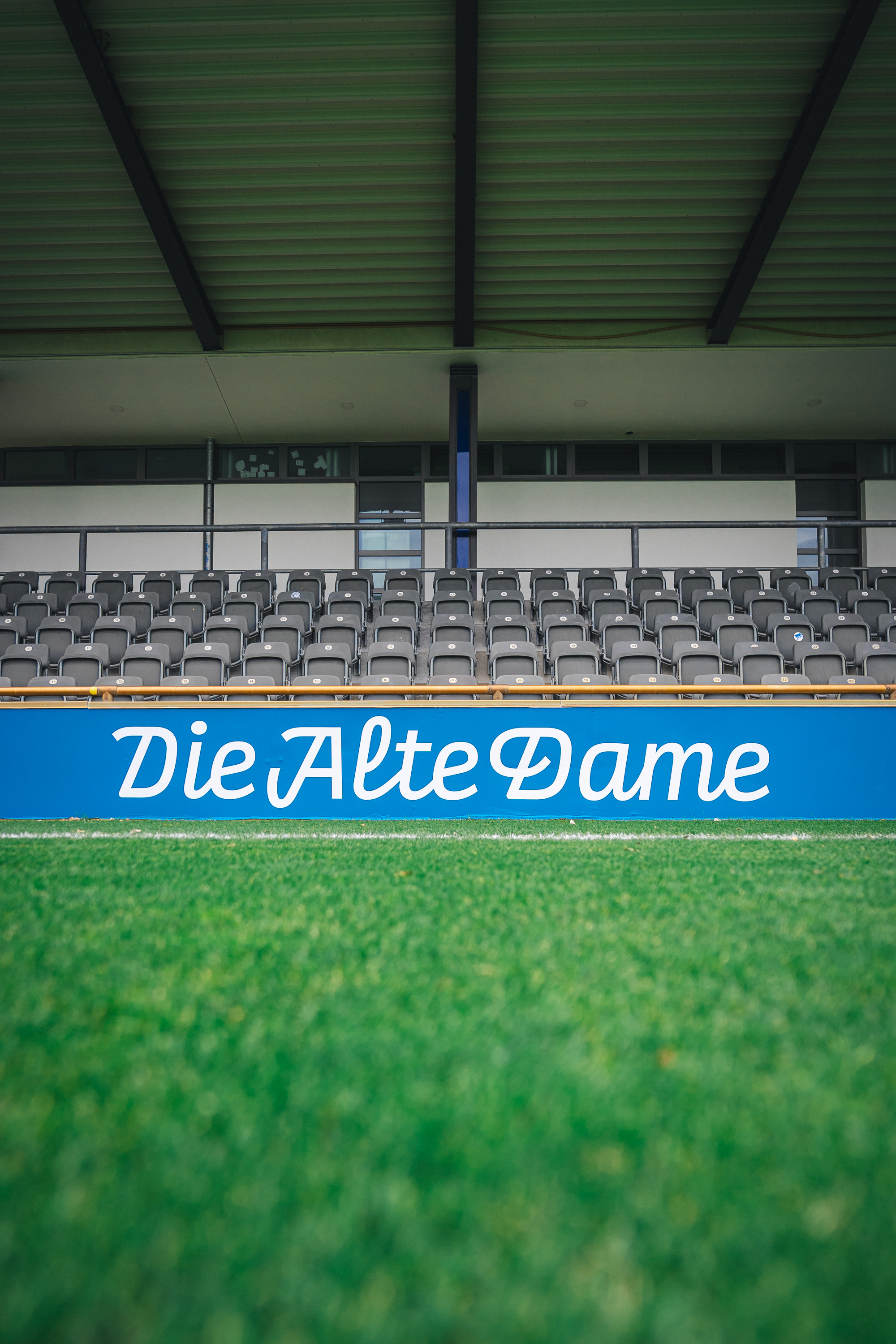 Die leere Haupttribüne des Stadions auf dem Wurfplatz/Amateurstadion.