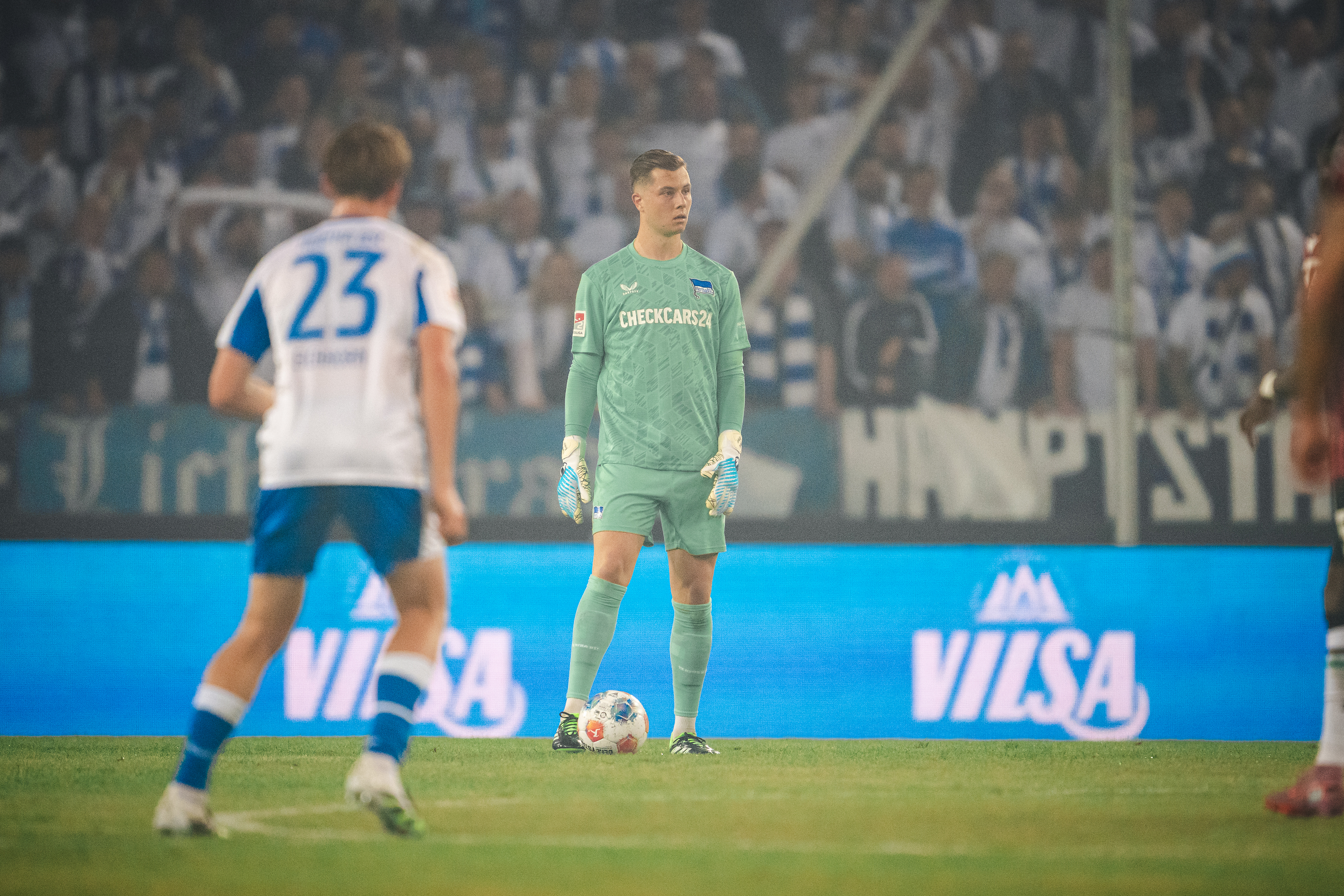 Tjark Ernst mit Ball am Fuß.