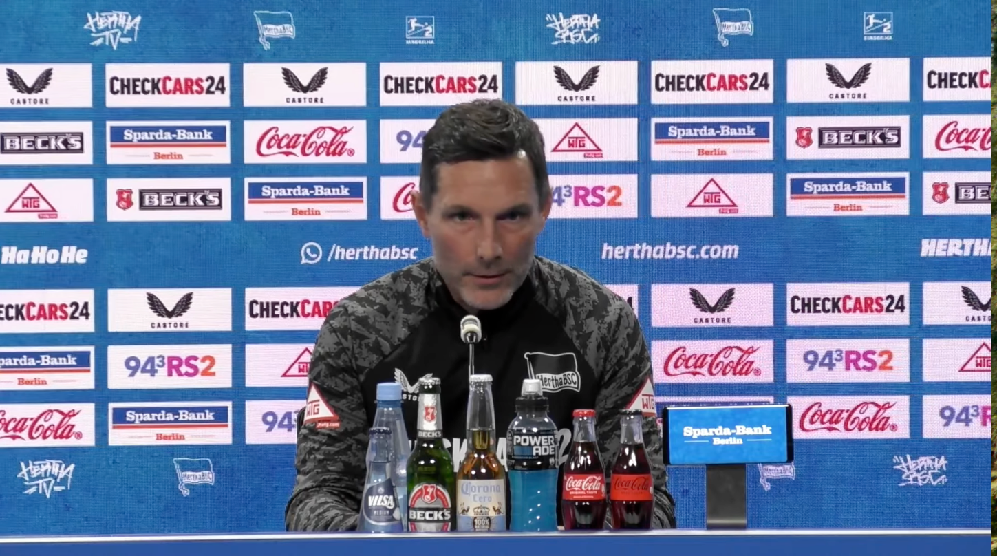 Stefan Leitl in der Pressekonferenz vor dem Auswärtsspiel in Bochum.