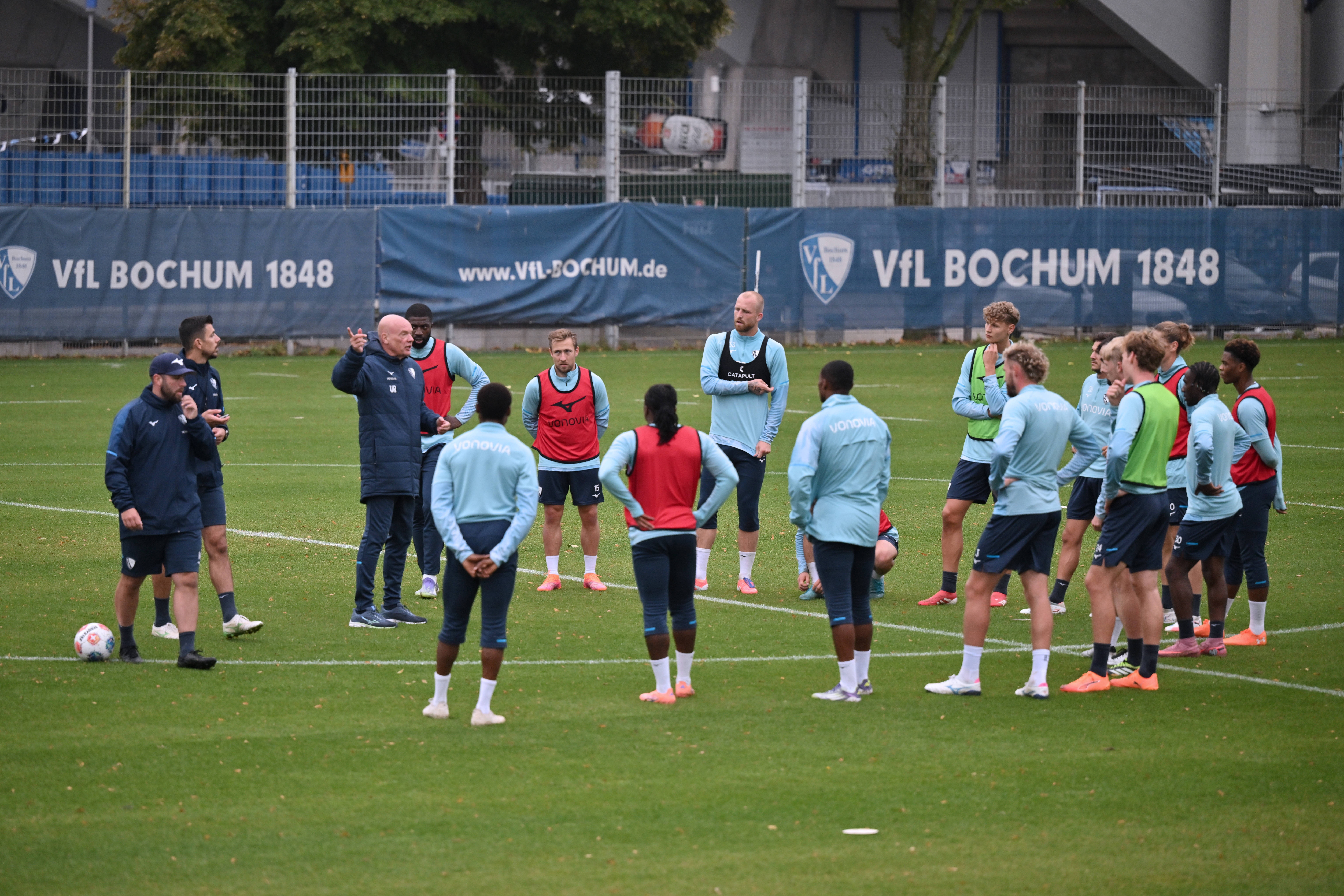Uwe Rösler spricht beim Training zu seiner Mannschaft.