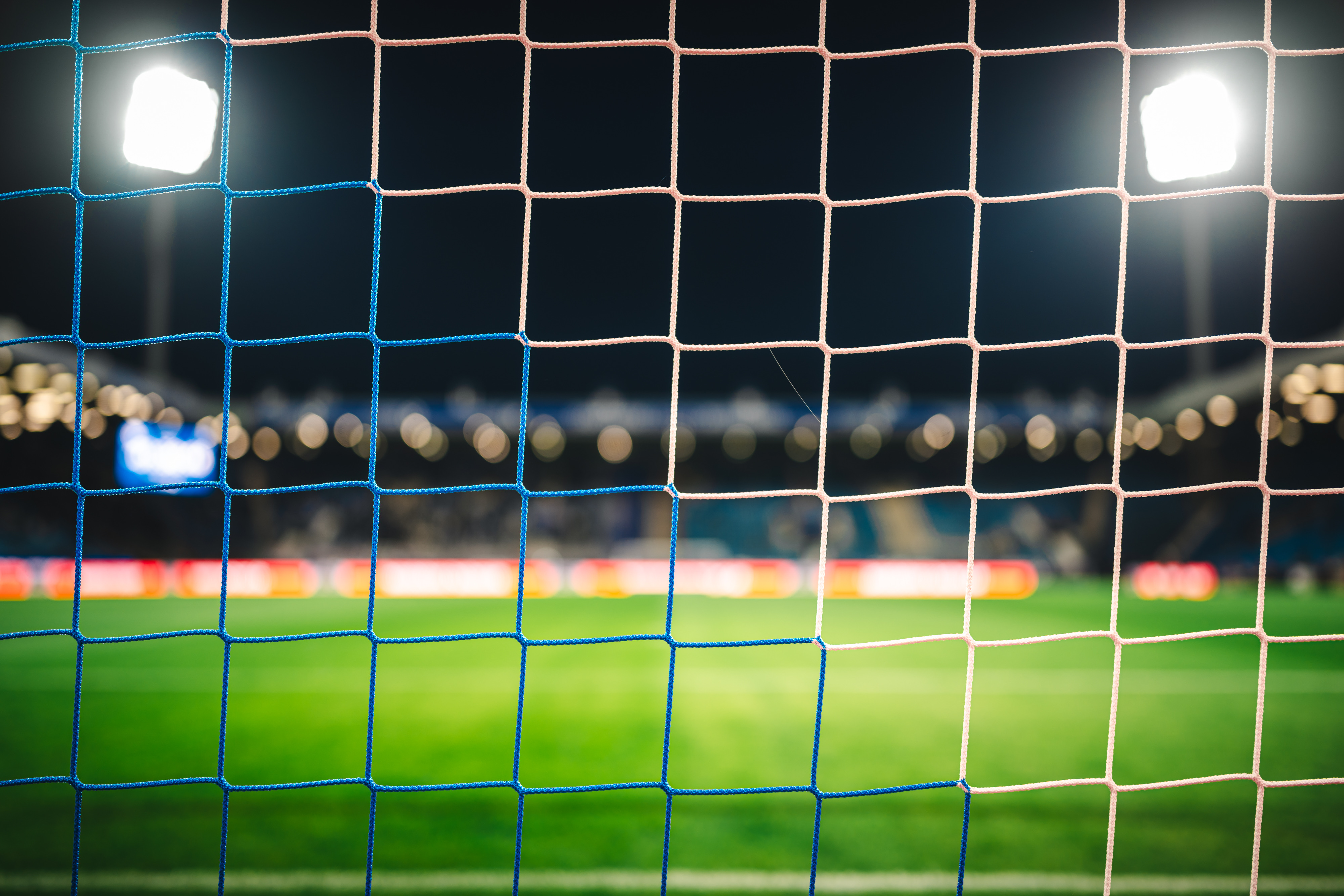 Das Ruhrstadion in Bochum bei Flutlicht.