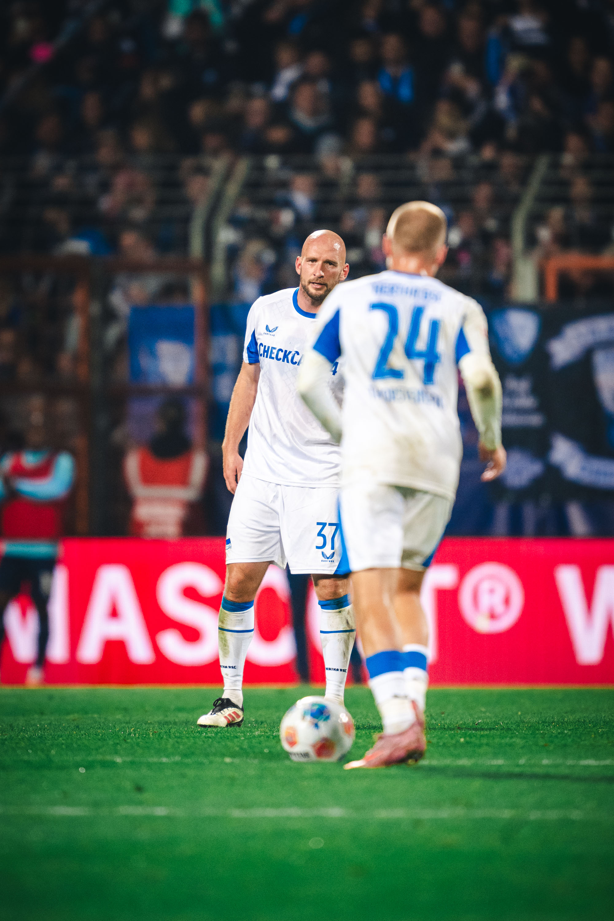 Toni Leistner und Jón Dagur Thorsteinsson in Bochum.