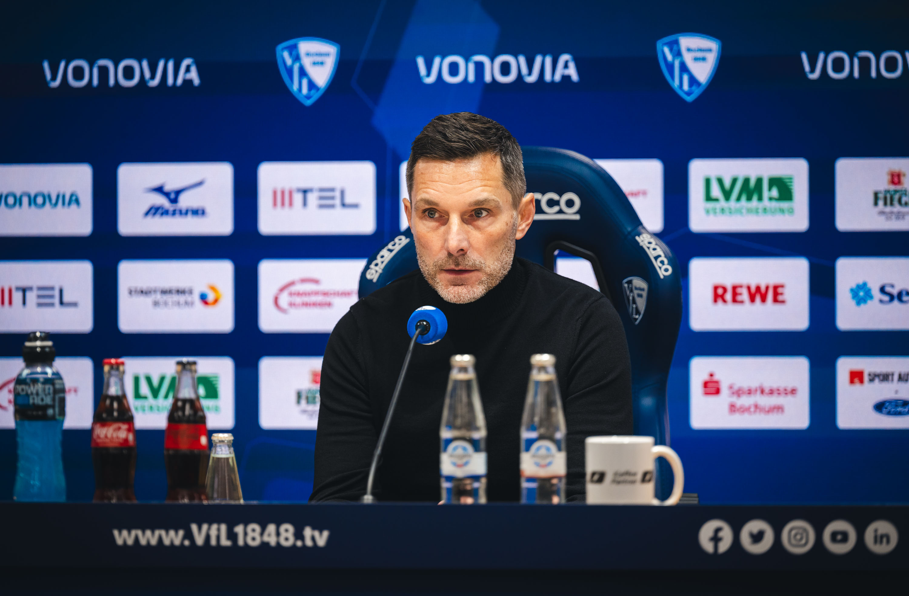 Stefan Leitl bei der Pressekonferenz nach dem Spiel in Bochum.