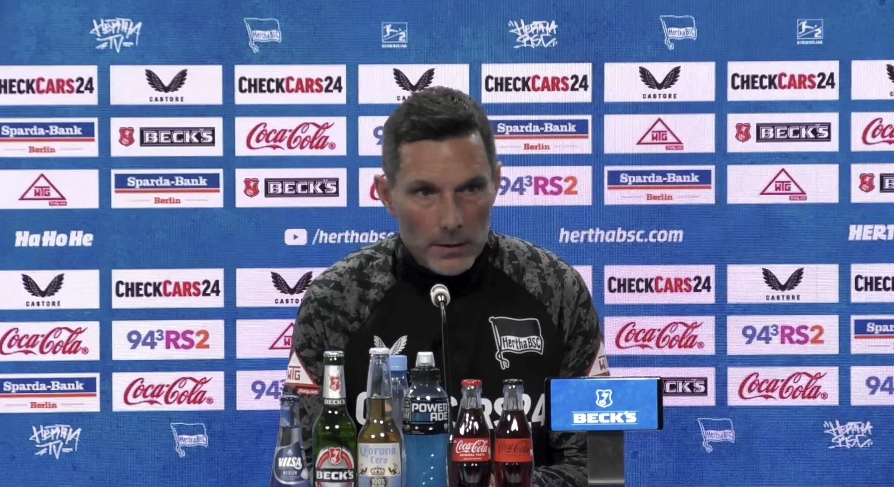 Stefan Leitl sitzt auf dem Podium.