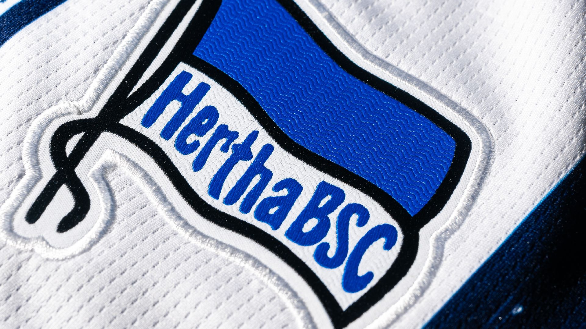 Die Hertha-Fahne auf unserem Heimtrikot 2025/26.