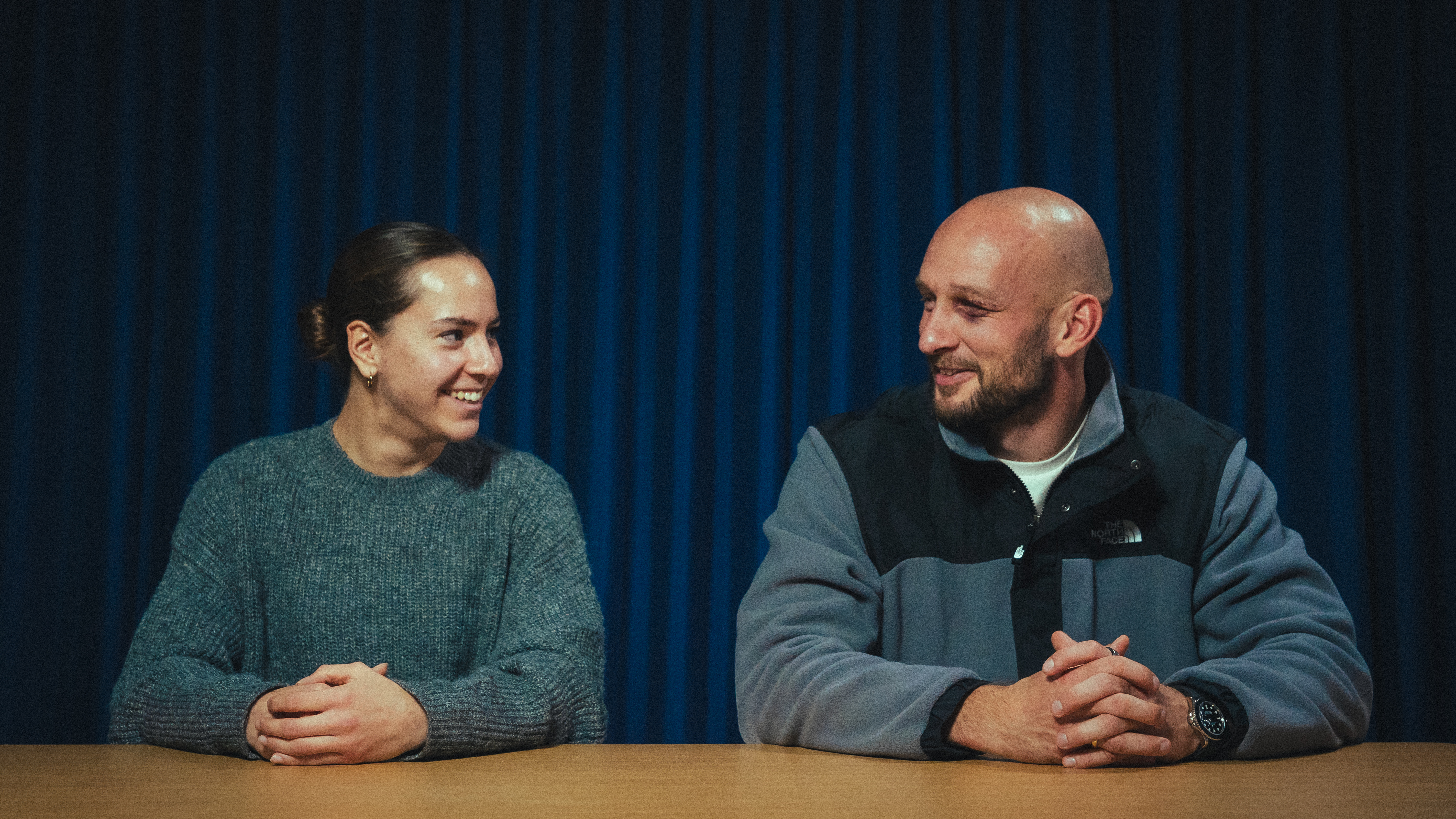 Clara Dreher und Toni Leistner schauen sich an.