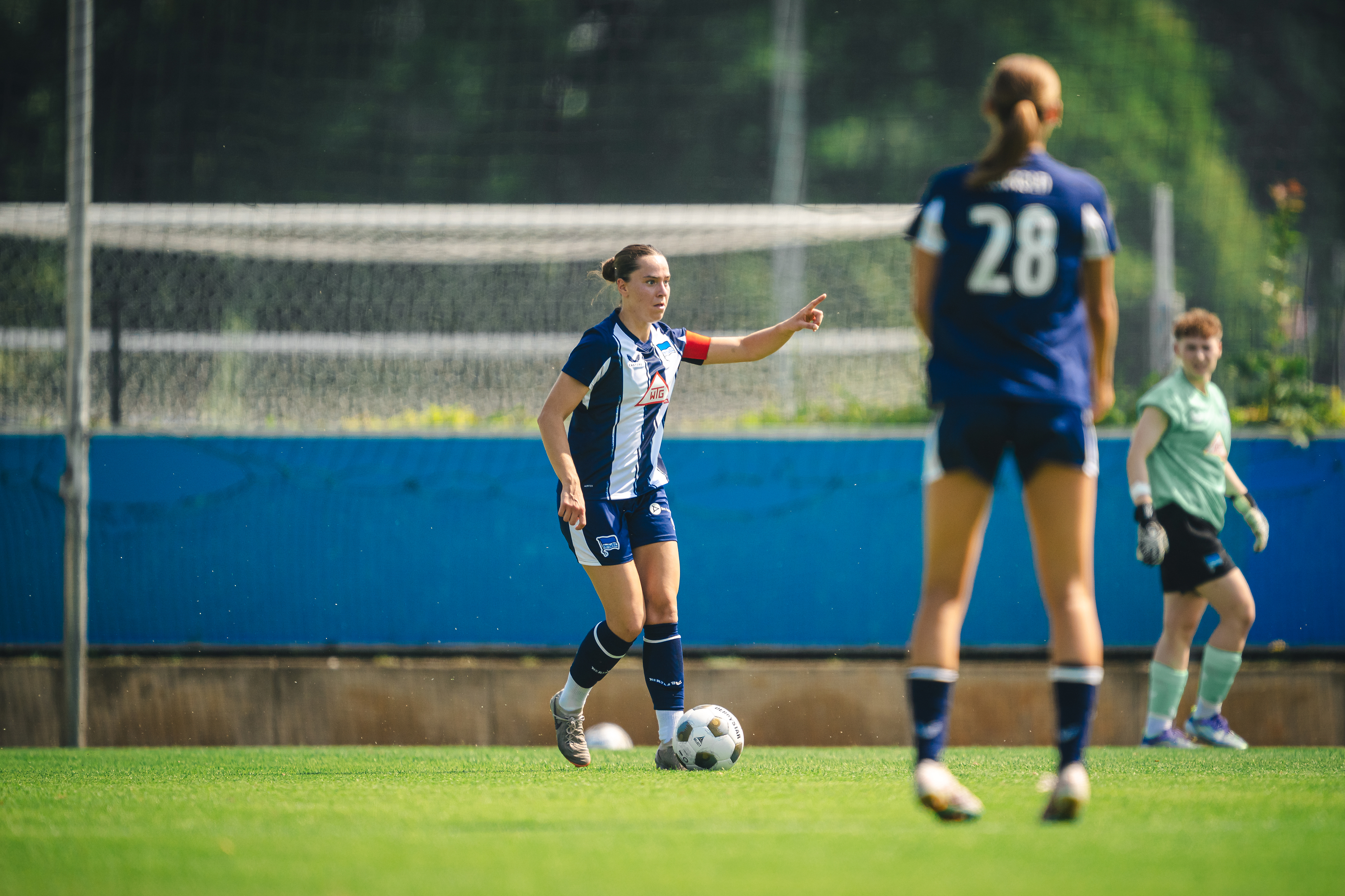 Clara Dreher führt den Ball.