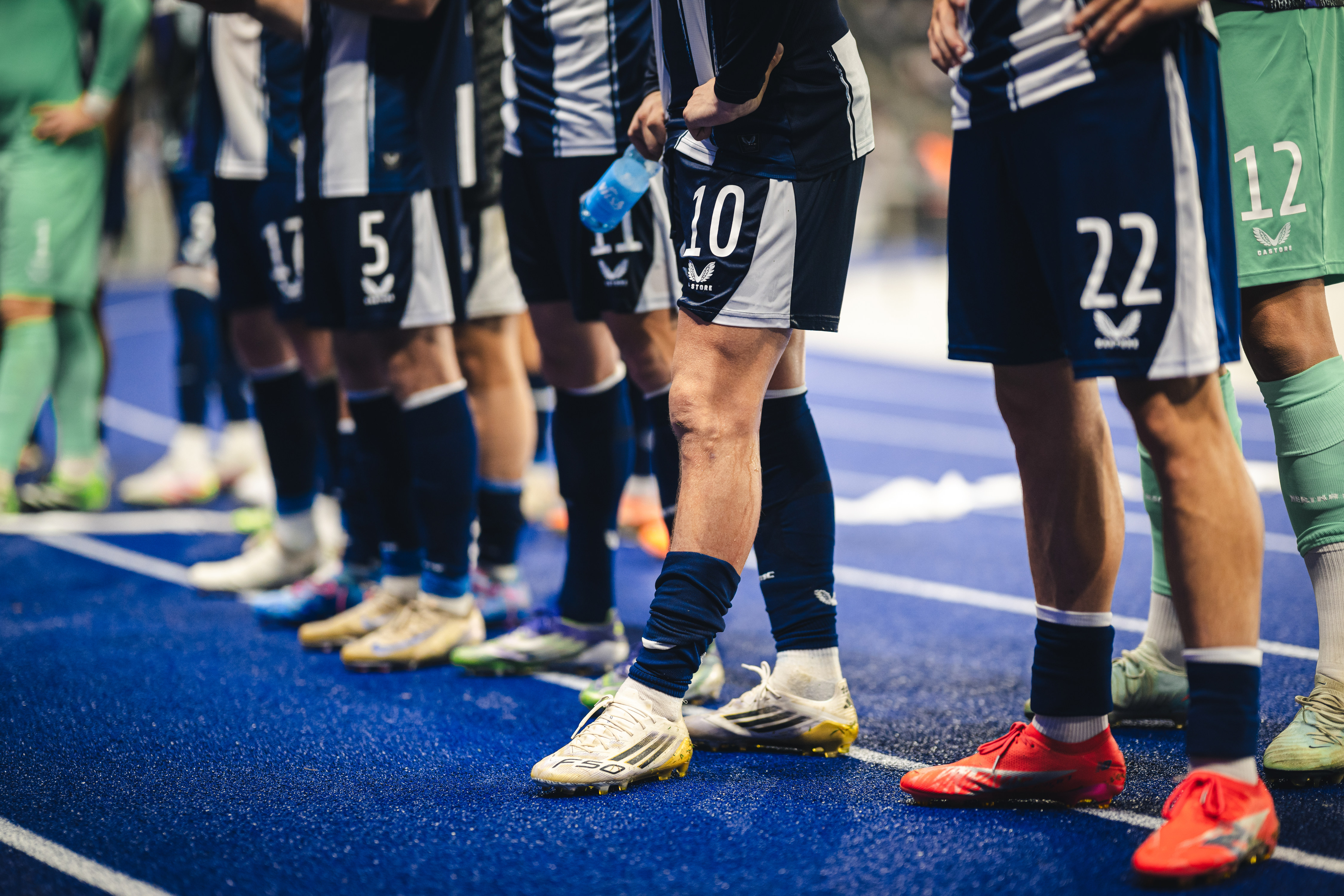 Die Beine unserer Spieler in der Ostkurve.