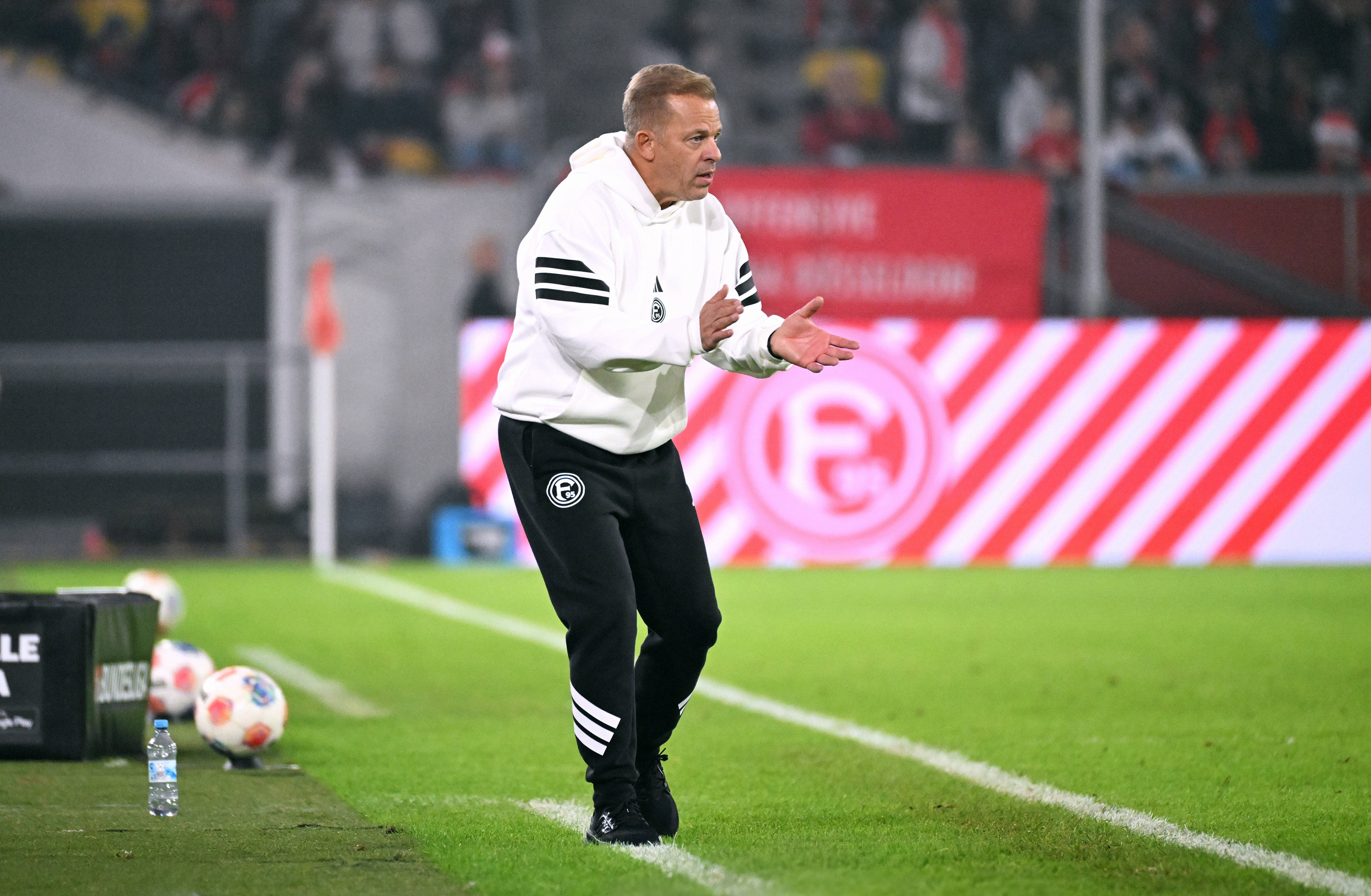 Markus Anfang klatscht in die Hände.