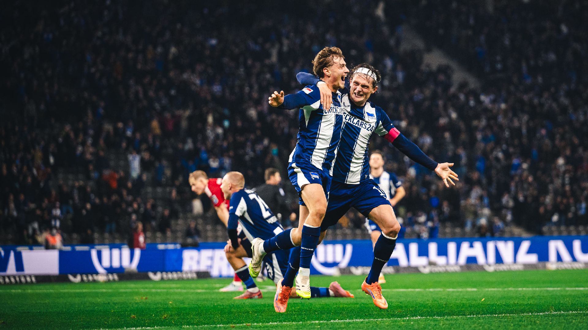 Krattenmacher und Reese bejubeln ein Tor.