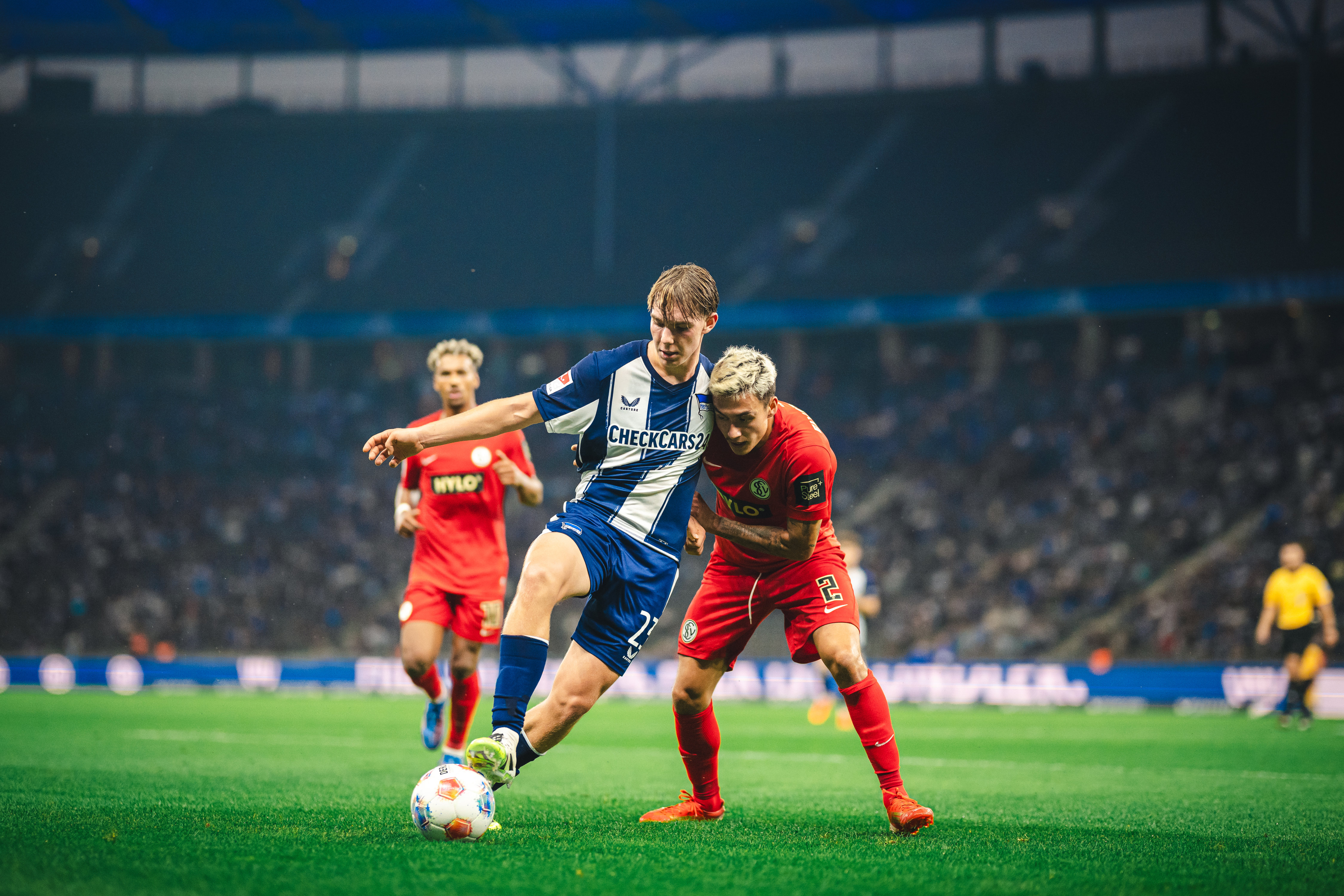 Kennet Eichhorn im Zweikampf mit einem Elversberger Gegenspieler.