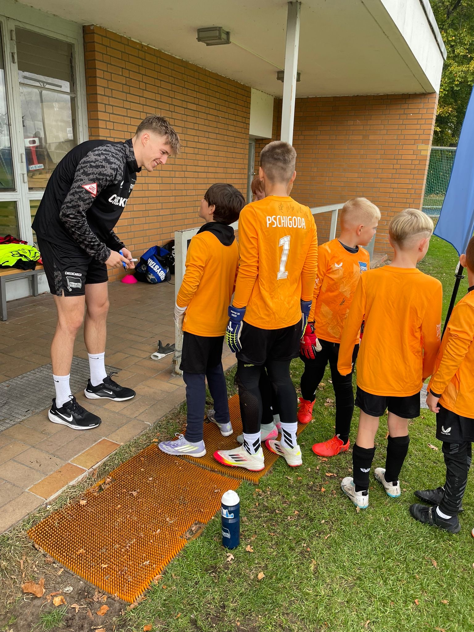 Tim Goller schreibt Autogramme.