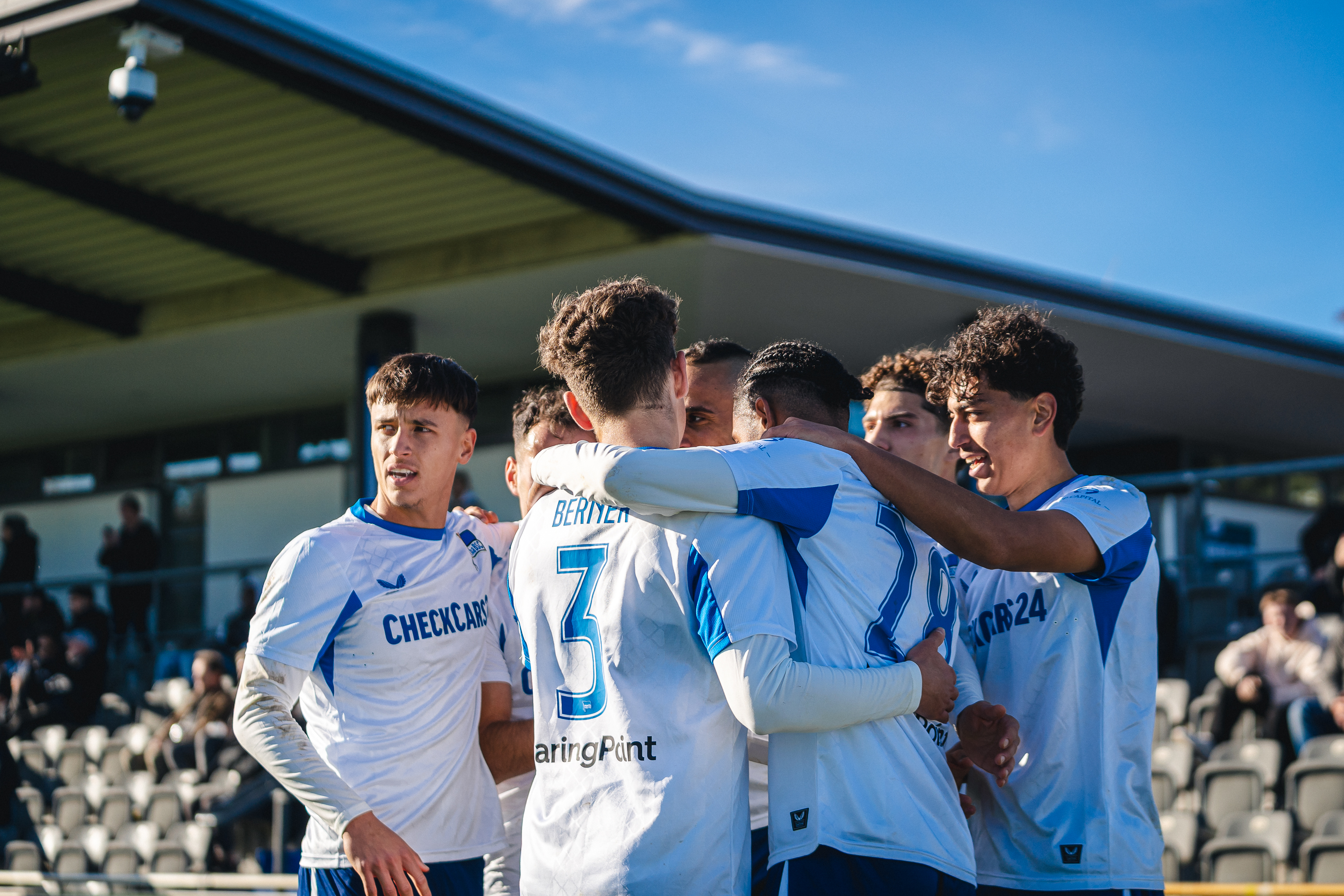 Die Jungs unserer U23 bejubeln einen Treffer im eigenen Stadion.
