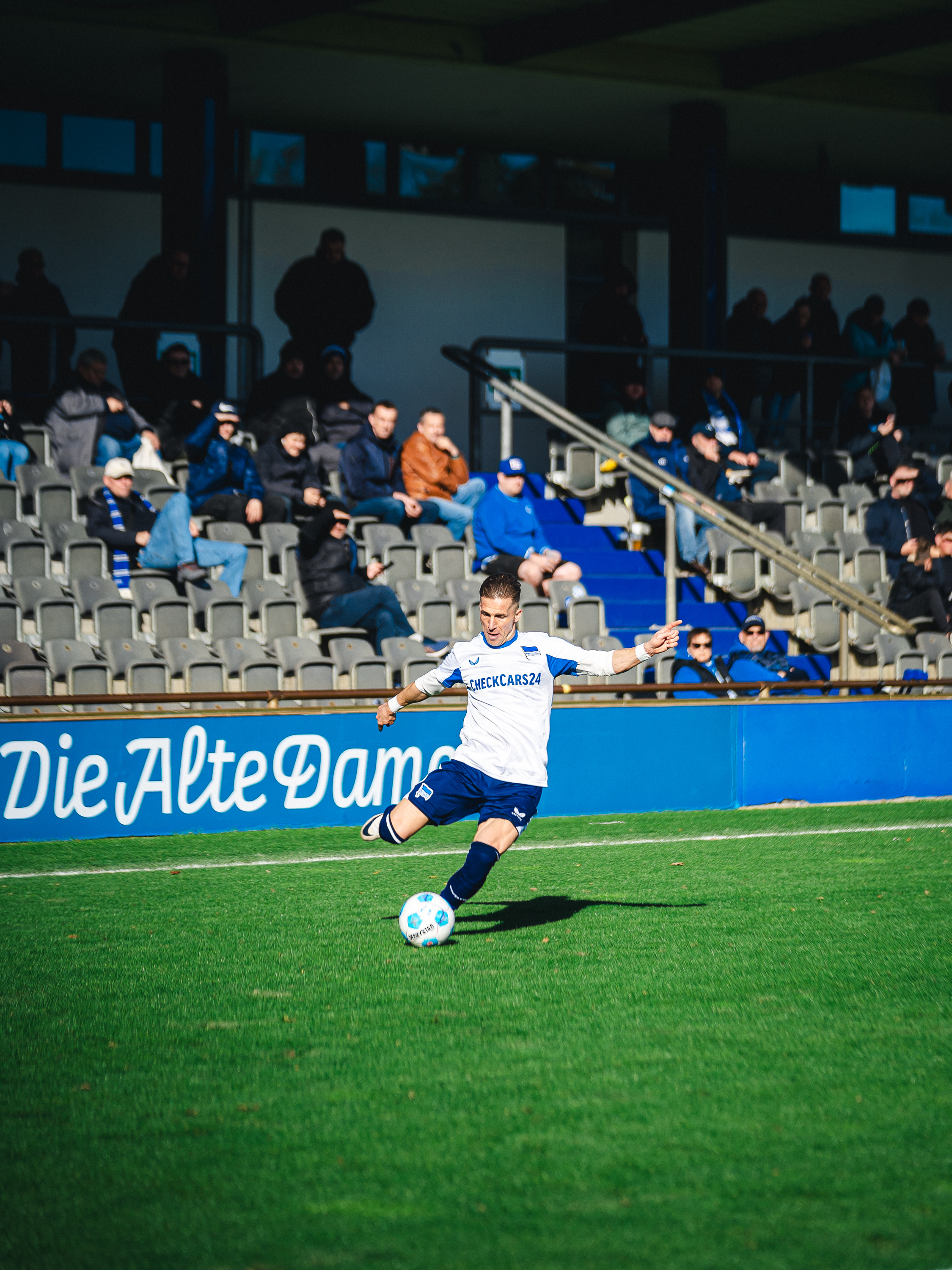 Pekarík schlägt eine Flanke.