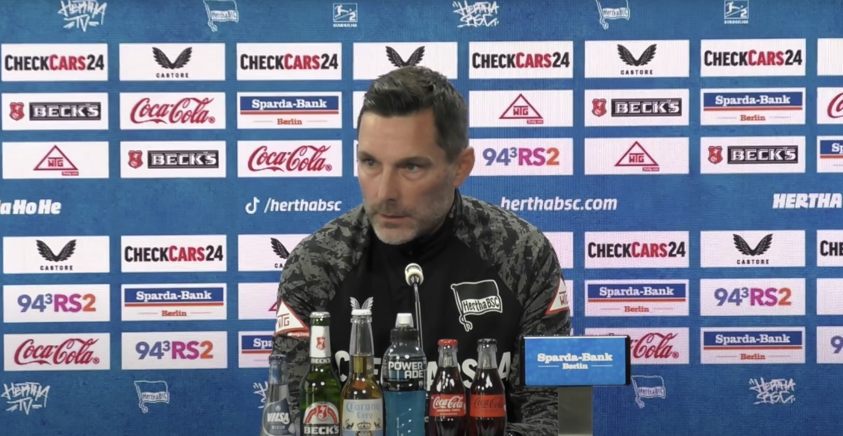 Stefan Leitl sitzt auf dem Podium.