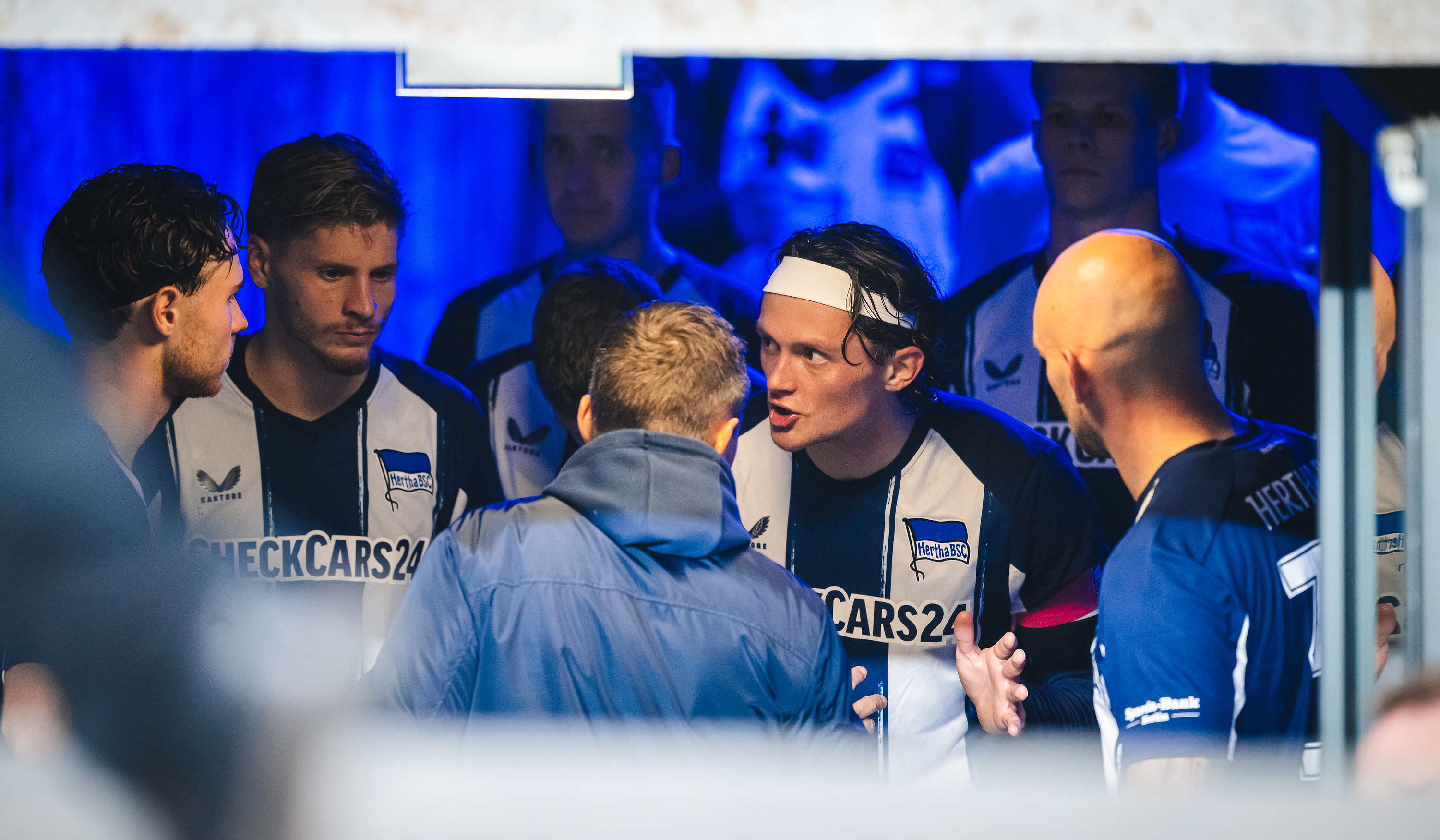 Linus Gechter, Márton Dárdai, Stefan Leitl, Fabian Reese und Toni Leistner besprechen sich im Kabinengang.