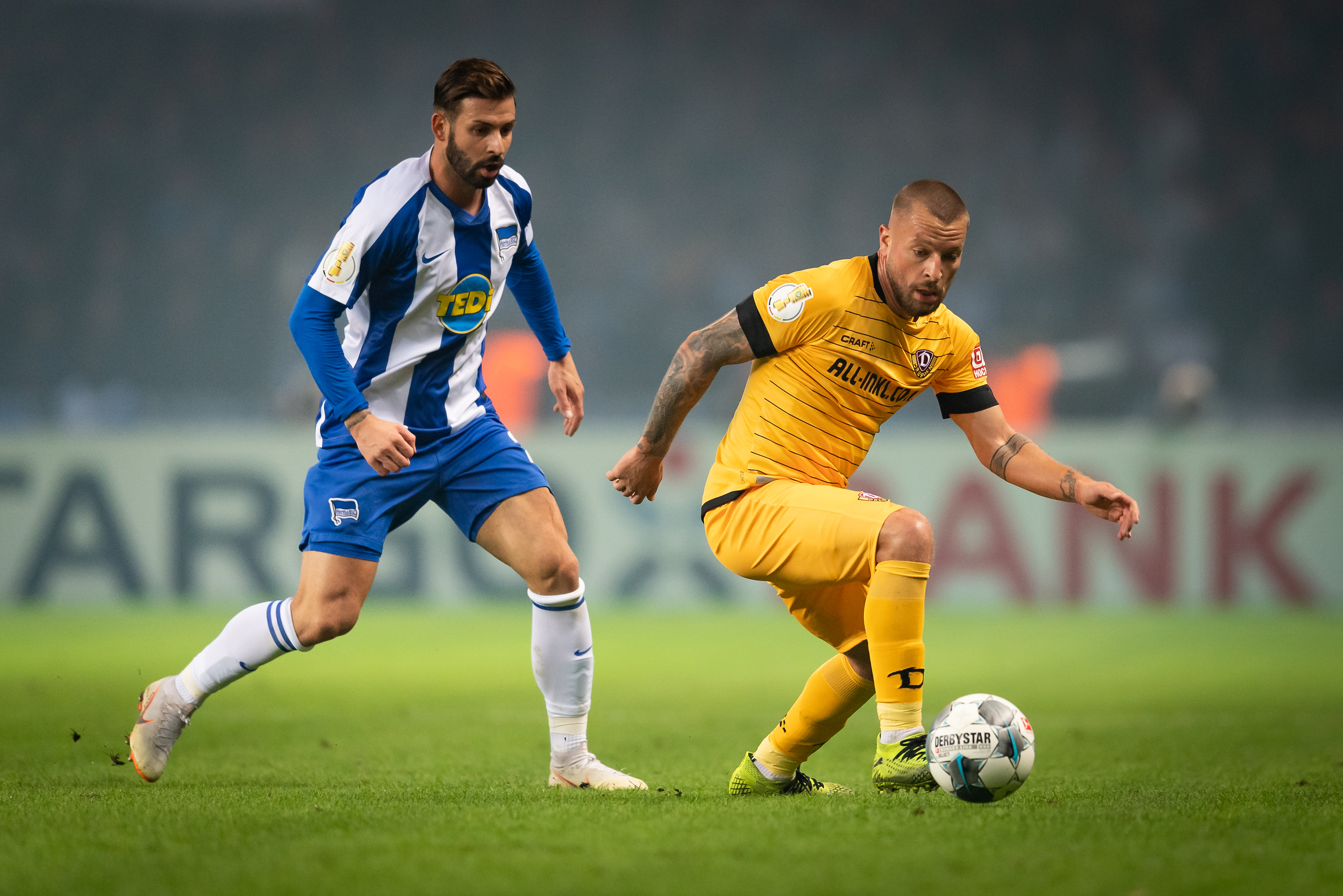 Marvin Plattenhardt und Patrick Ebert im Zweikampf.