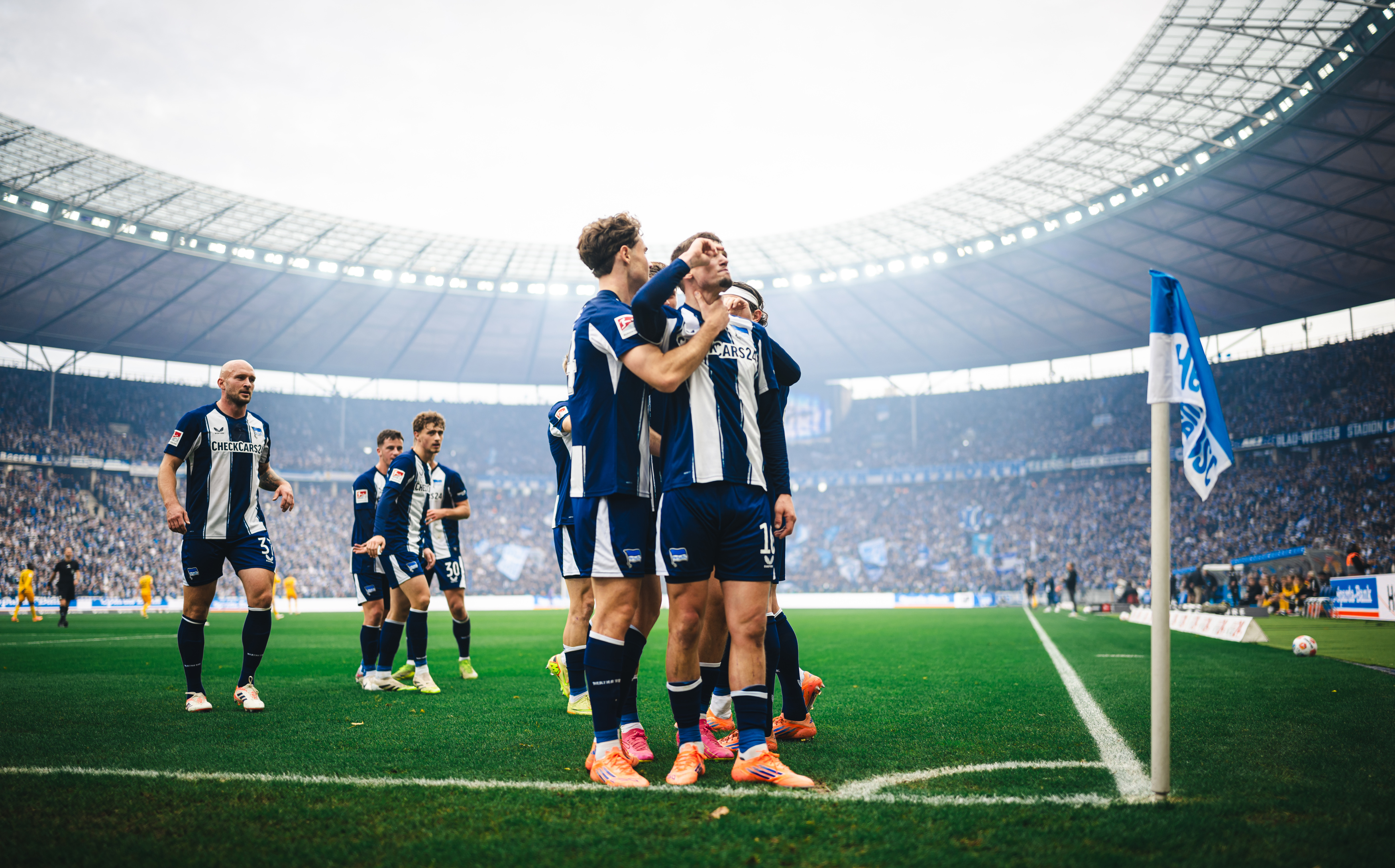 Die Herthaner bejubeln einen Treffer.