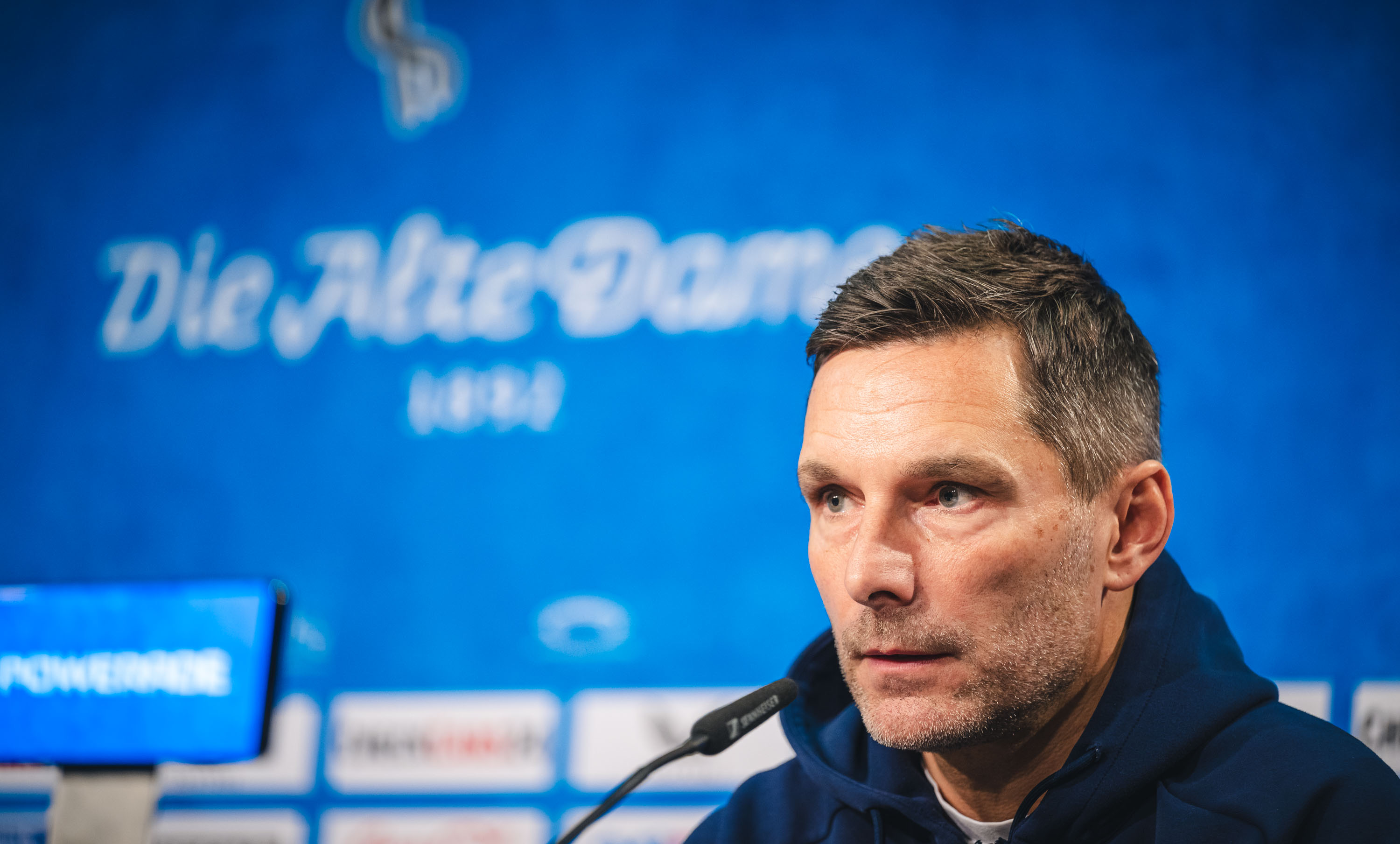 Stefan Leitl bei der Pressekonferenz auf dem Podium.